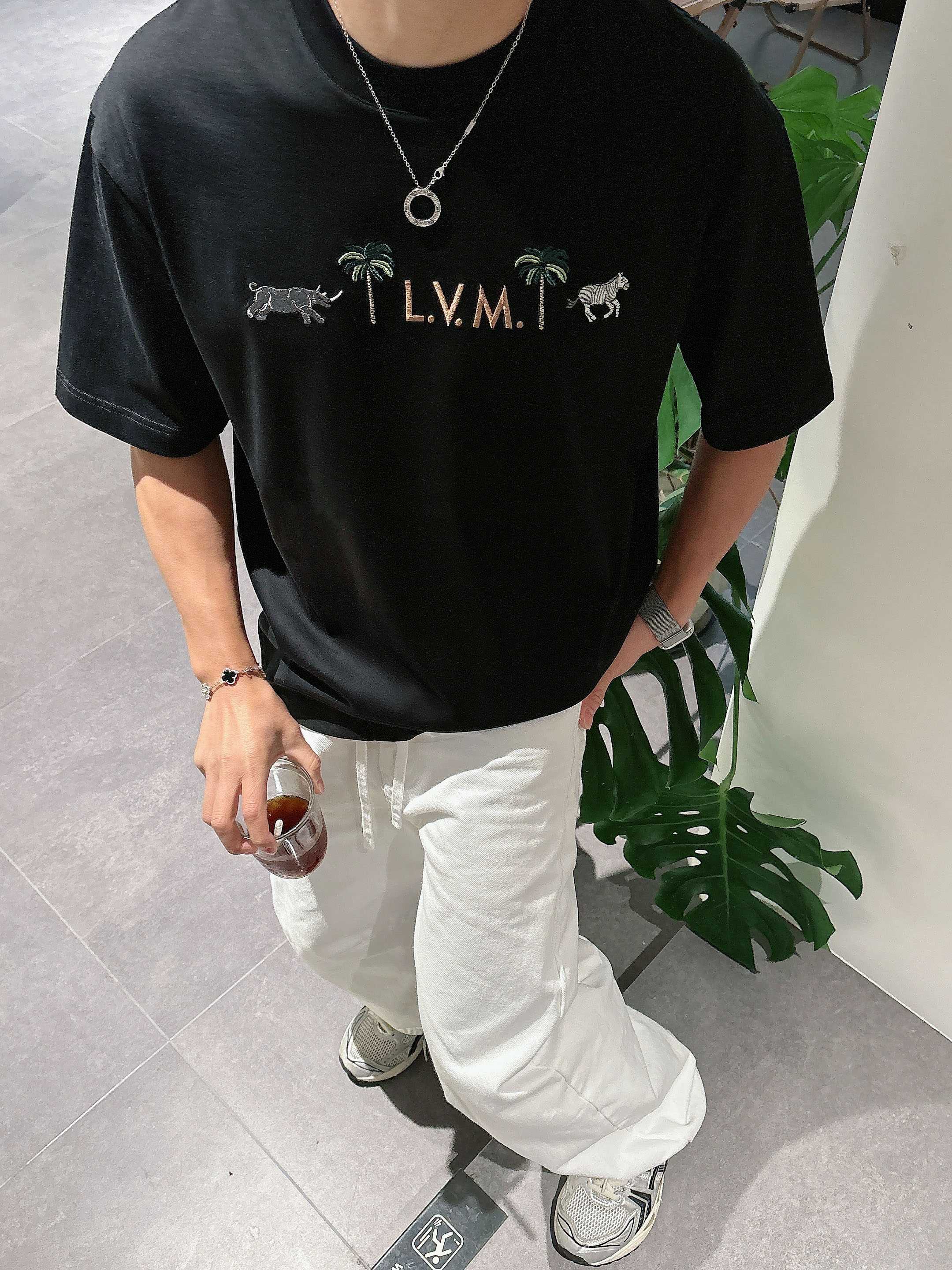 【 LV 2026春夏 · 高阶定制T恤】🔹 核心面料：秘鲁进口匹马棉 × 顶级丝光工艺🔹 核心体感：蚕