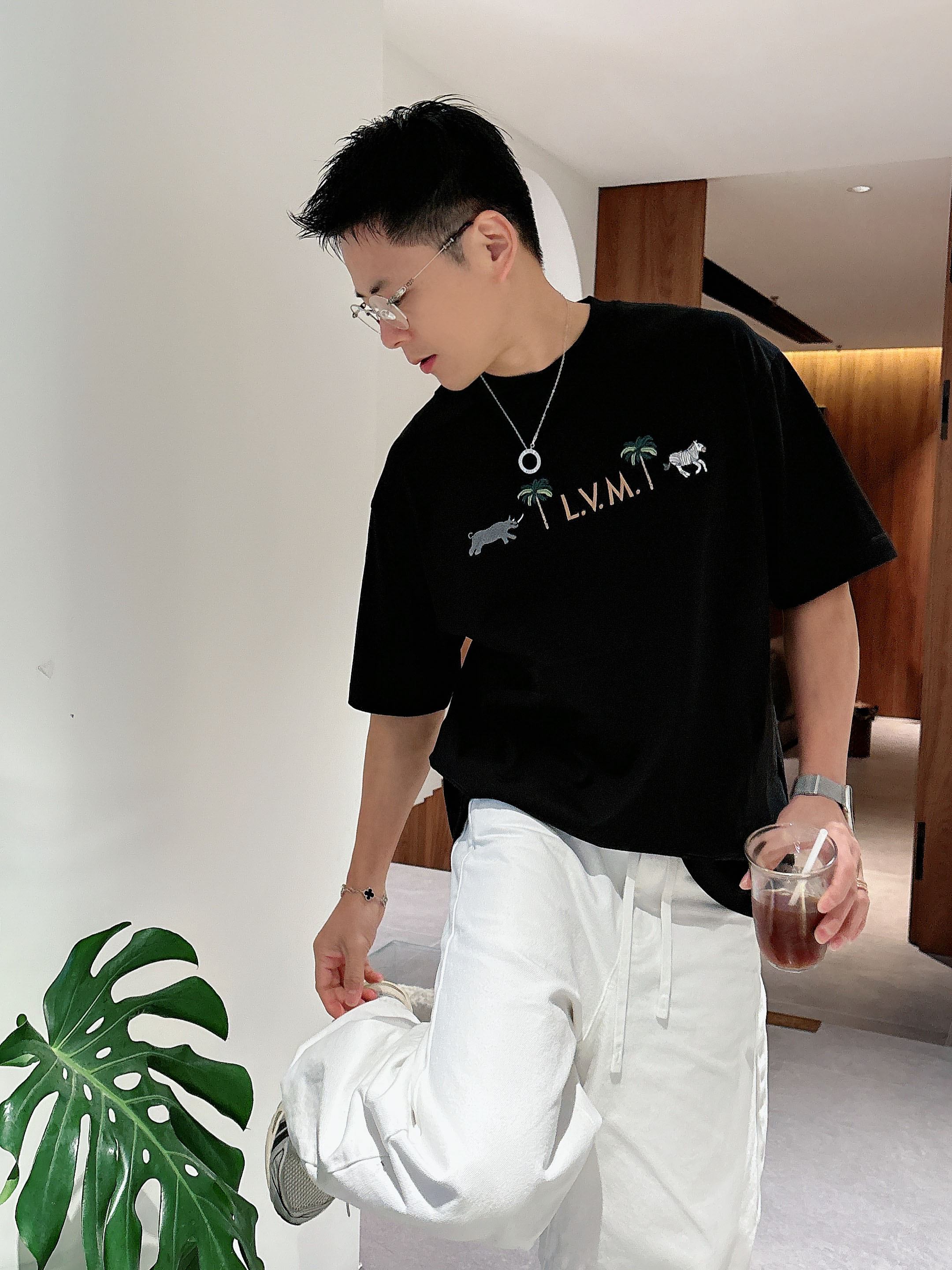 【 LV 2026春夏 · 高阶定制T恤】🔹 核心面料：秘鲁进口匹马棉 × 顶级丝光工艺🔹 核心体感：蚕