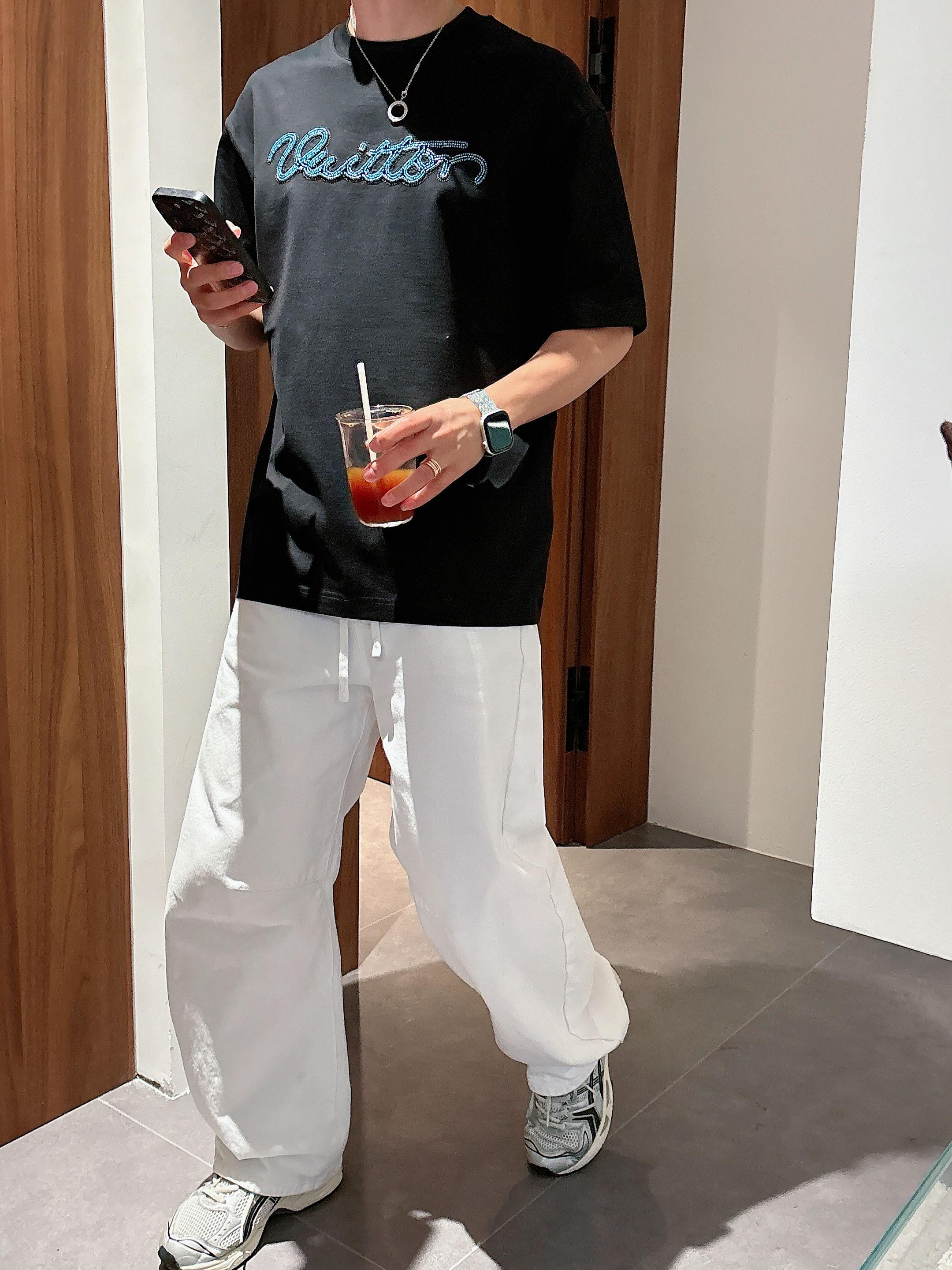 【 LV 2026春夏 · 高阶定制T恤】🔹 核心面料：秘鲁进口匹马棉 × 顶级丝光工艺🔹 核心体感：蚕
