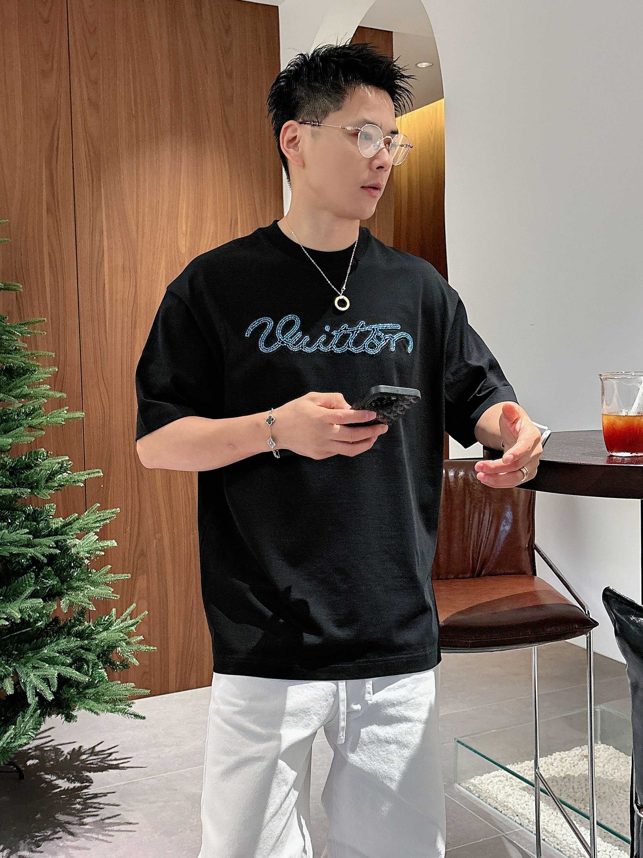 【 LV 2026春夏 · 高阶定制T恤】🔹 核心面料：秘鲁进口匹马棉 × 顶级丝光工艺🔹 核心体感：蚕