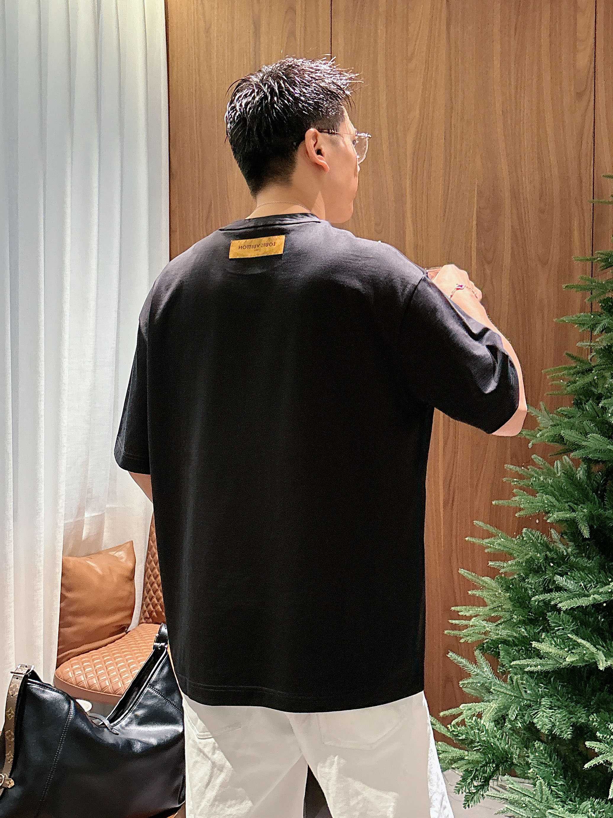 【 LV 2026春夏 · 高阶定制T恤】🔹 核心面料：秘鲁进口匹马棉 × 顶级丝光工艺🔹 核心体感：蚕