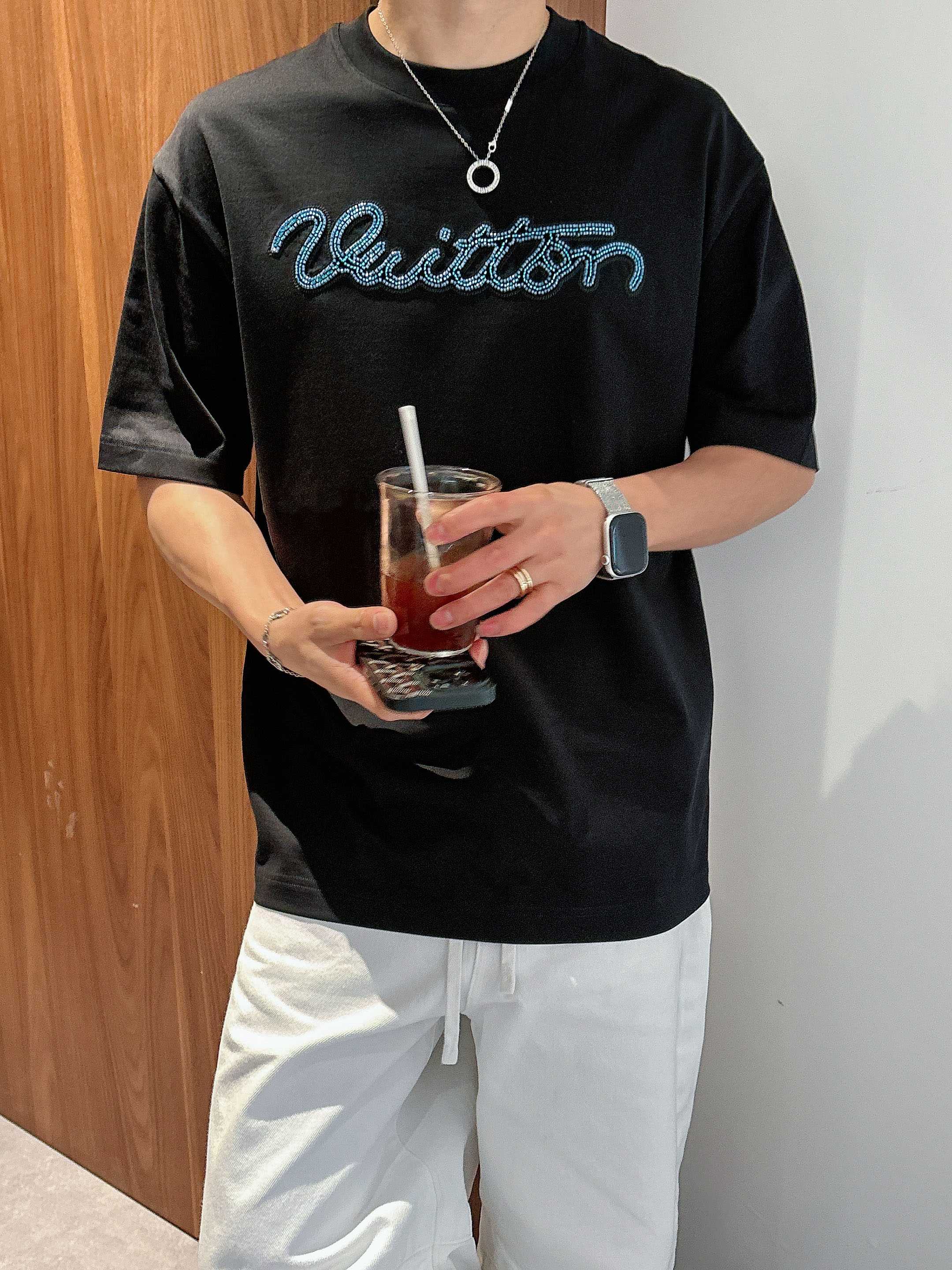 【 LV 2026春夏 · 高阶定制T恤】🔹 核心面料：秘鲁进口匹马棉 × 顶级丝光工艺🔹 核心体感：蚕