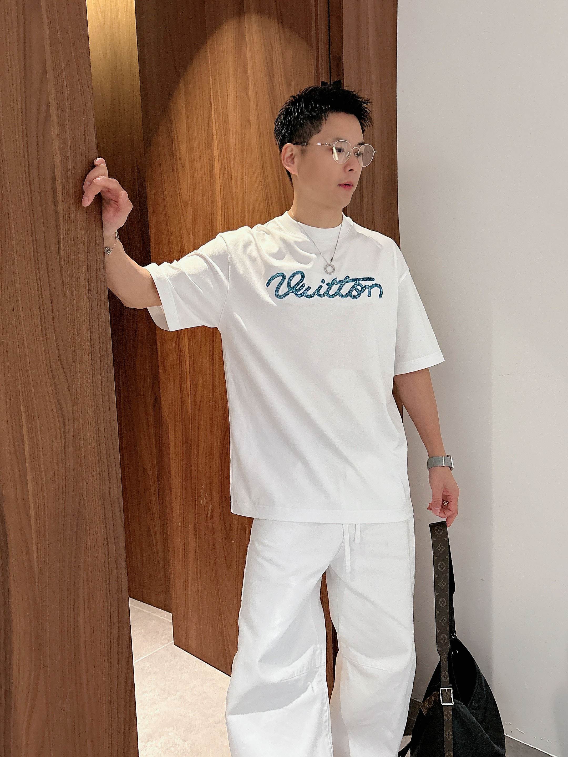 【 LV 2026春夏 · 高阶定制T恤】🔹 核心面料：秘鲁进口匹马棉 × 顶级丝光工艺🔹 核心体感：蚕