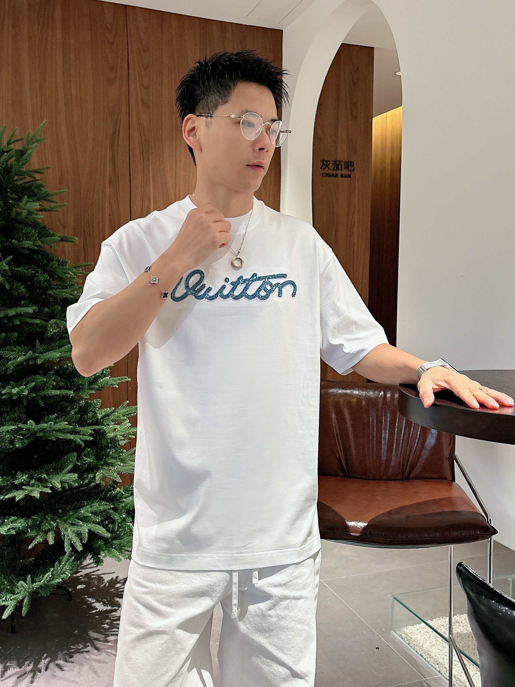 【 LV 2026春夏 · 高阶定制T恤】🔹 核心面料：秘鲁进口匹马棉 × 顶级丝光工艺🔹 核心体感：蚕