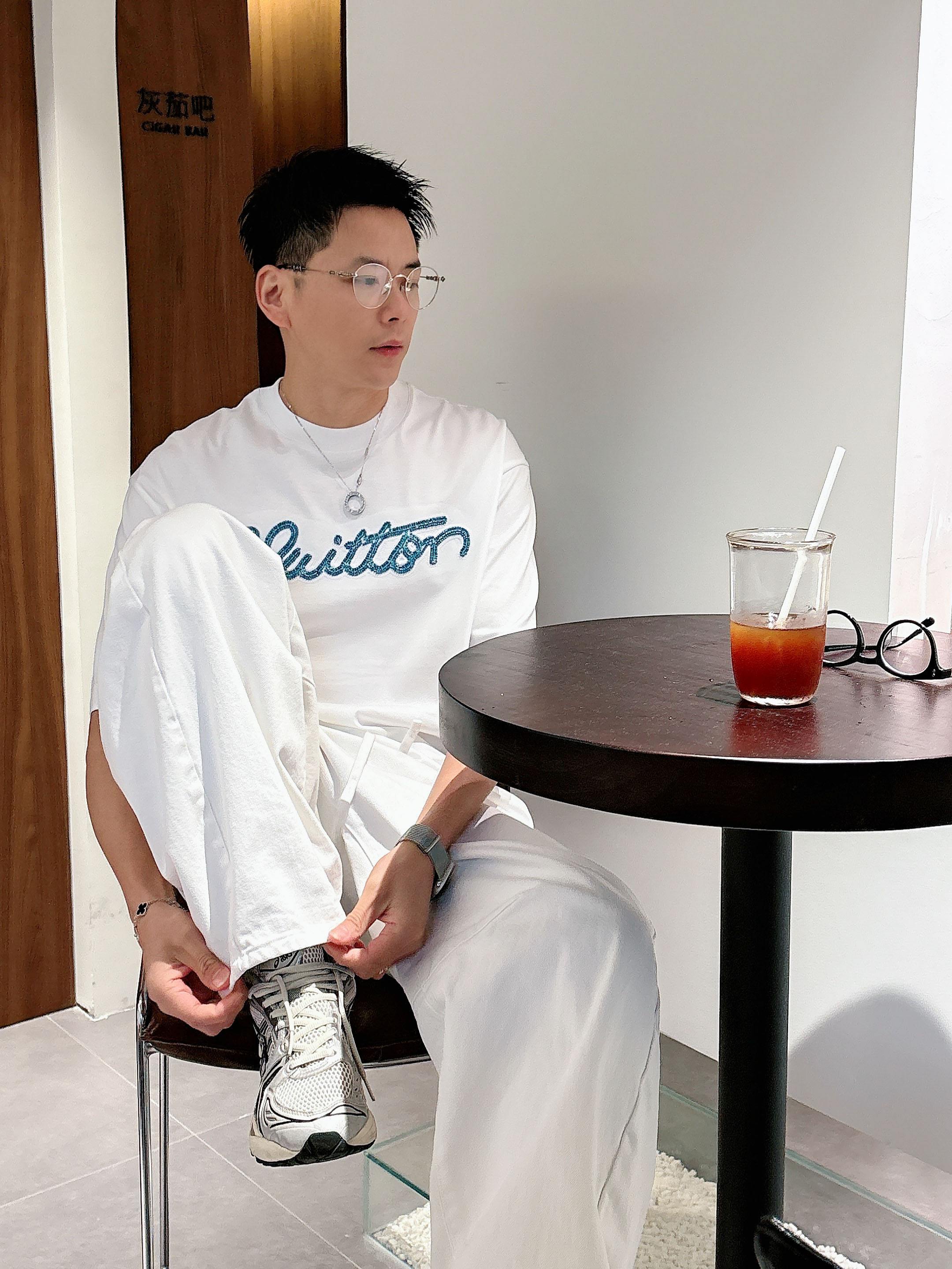 【 LV 2026春夏 · 高阶定制T恤】🔹 核心面料：秘鲁进口匹马棉 × 顶级丝光工艺🔹 核心体感：蚕