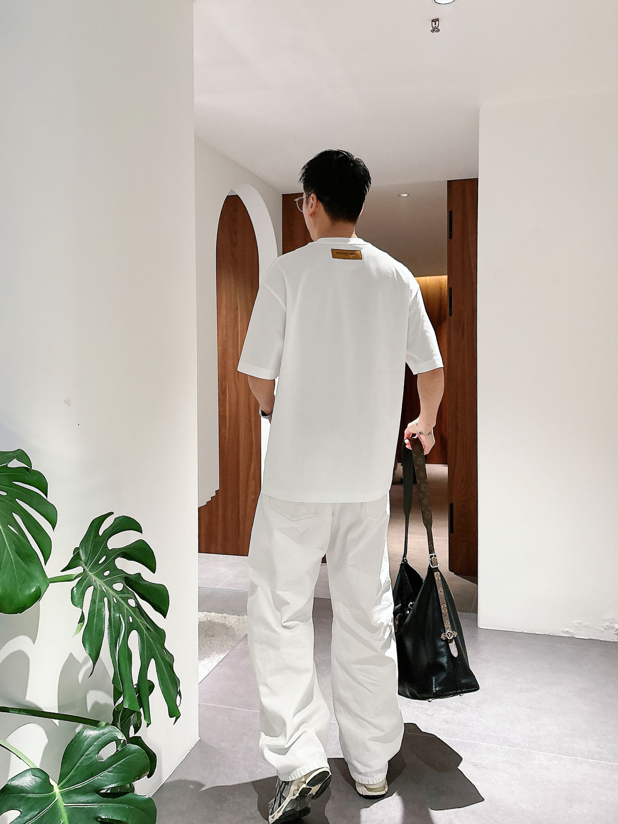 【 LV 2026春夏 · 高阶定制T恤】🔹 核心面料：秘鲁进口匹马棉 × 顶级丝光工艺🔹 核心体感：蚕
