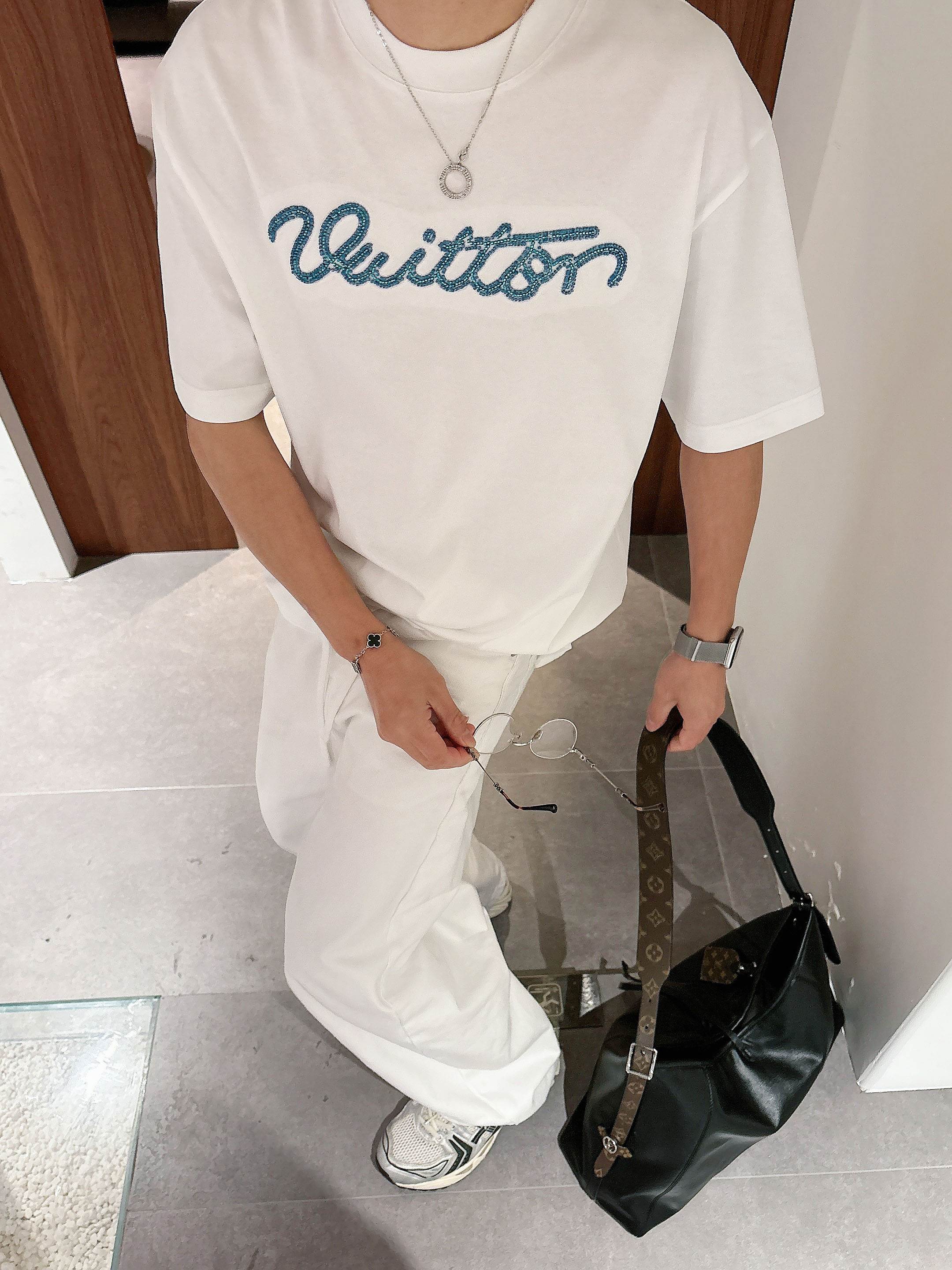 【 LV 2026春夏 · 高阶定制T恤】🔹 核心面料：秘鲁进口匹马棉 × 顶级丝光工艺🔹 核心体感：蚕