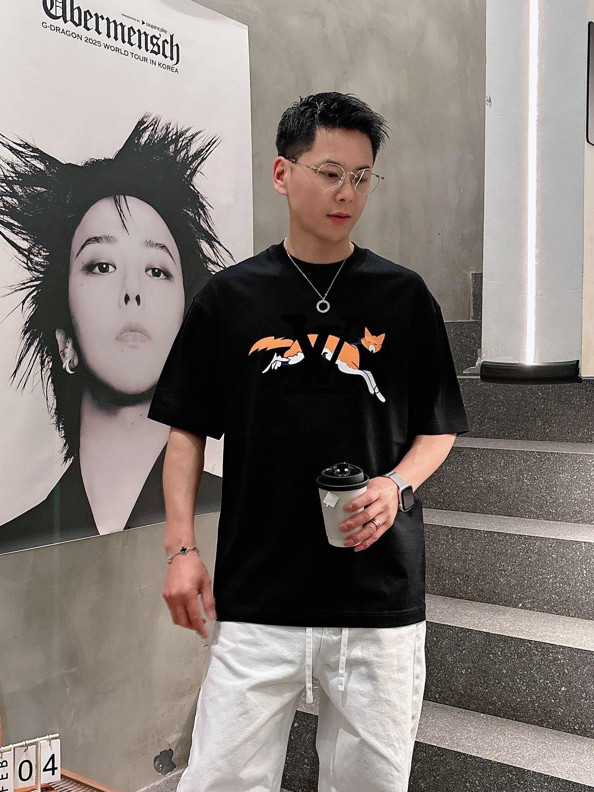 【 LV 2026春夏 · 高阶定制T恤】🔹 核心面料：秘鲁进口匹马棉 × 顶级丝光工艺🔹 核心体感：蚕