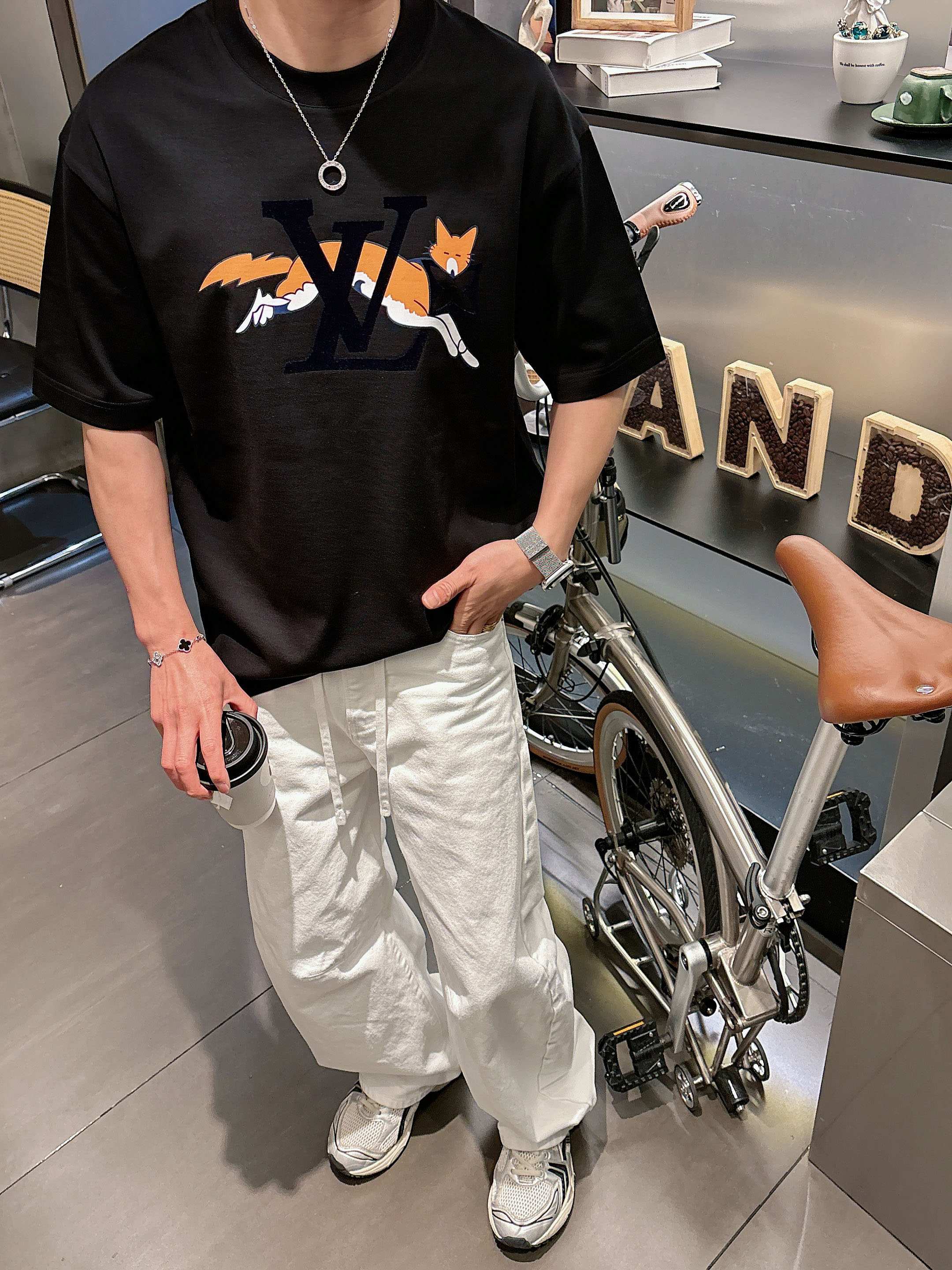 【 LV 2026春夏 · 高阶定制T恤】🔹 核心面料：秘鲁进口匹马棉 × 顶级丝光工艺🔹 核心体感：蚕