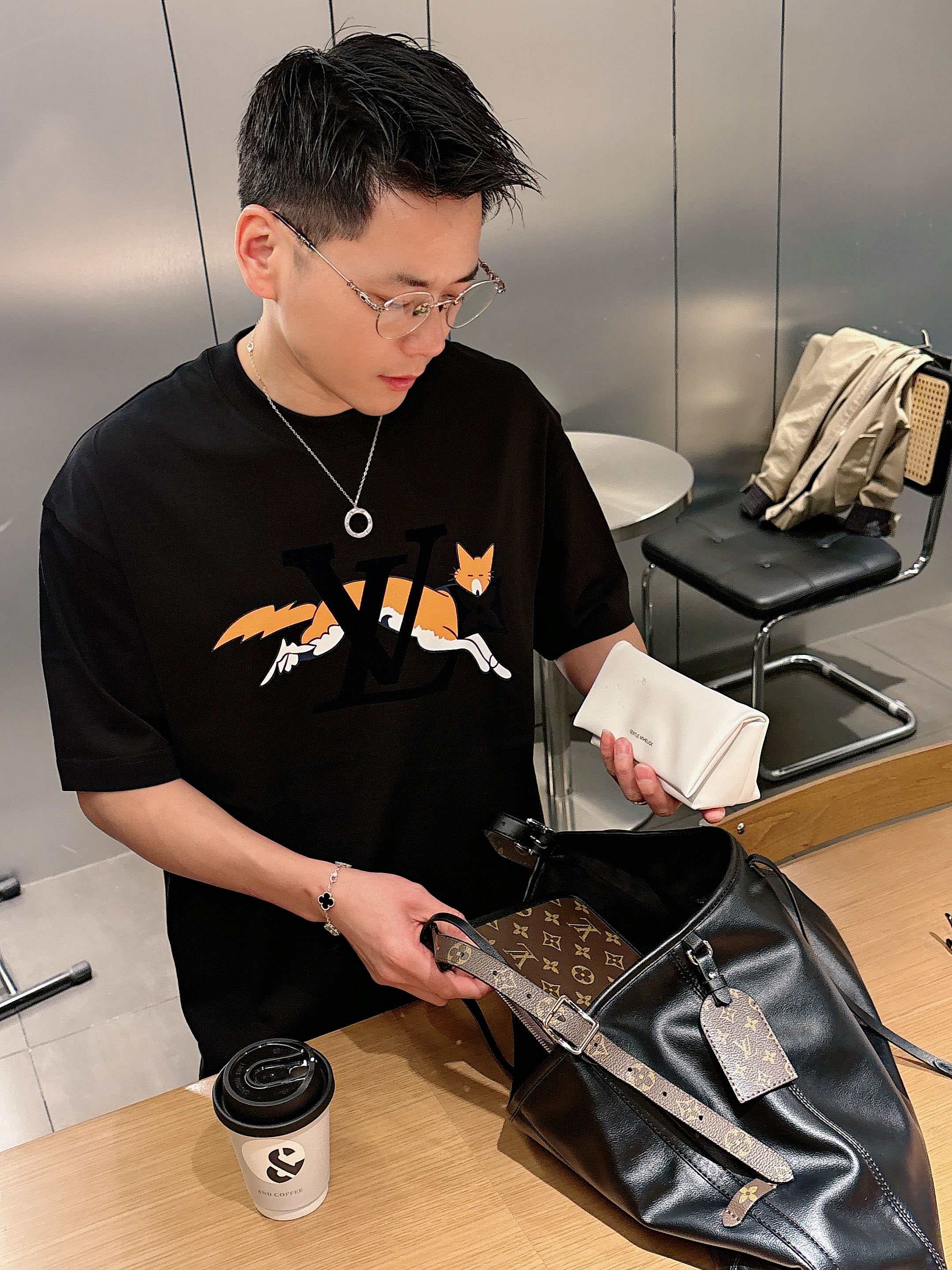 【 LV 2026春夏 · 高阶定制T恤】🔹 核心面料：秘鲁进口匹马棉 × 顶级丝光工艺🔹 核心体感：蚕