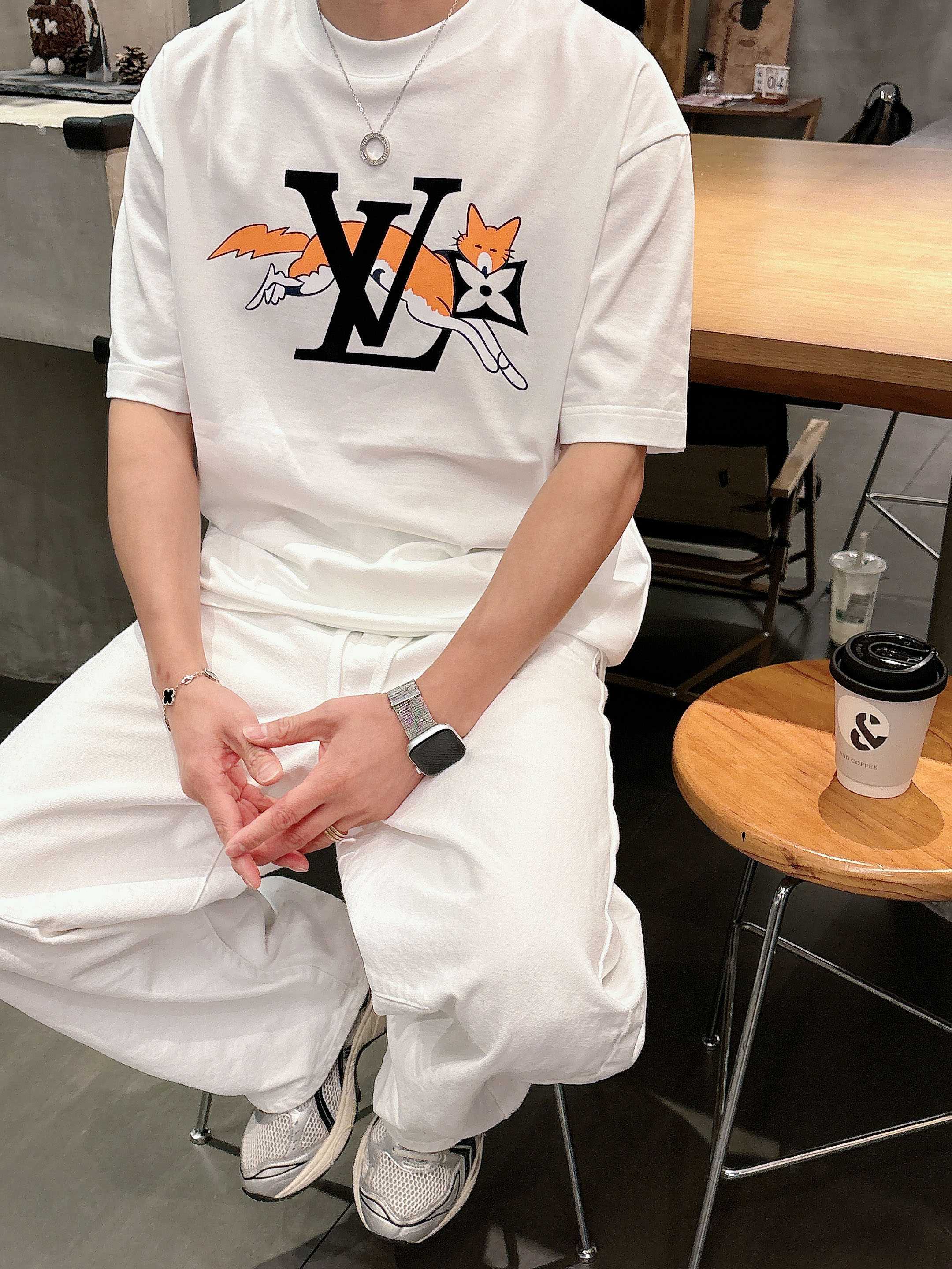 【 LV 2026春夏 · 高阶定制T恤】🔹 核心面料：秘鲁进口匹马棉 × 顶级丝光工艺🔹 核心体感：蚕