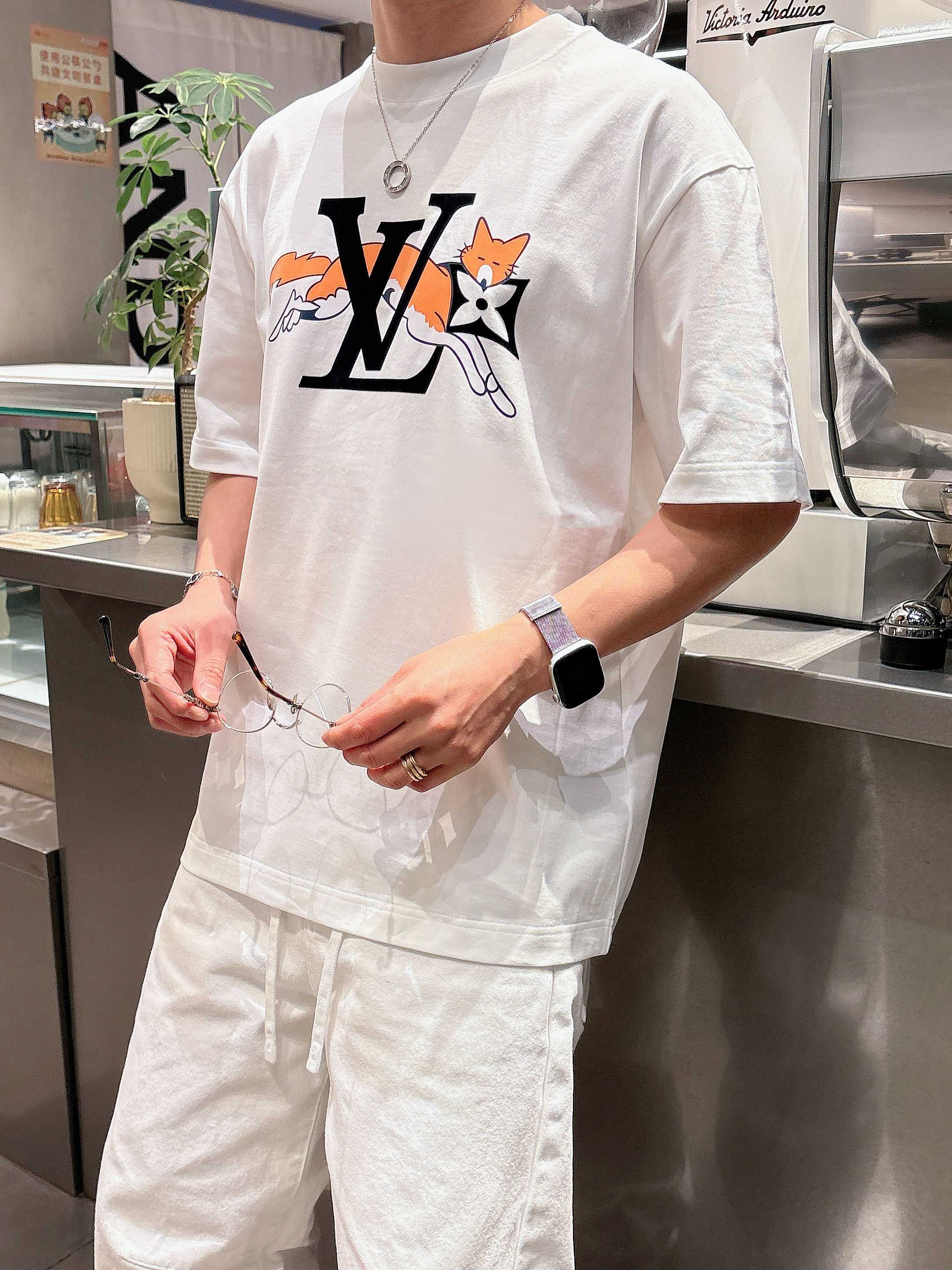 【 LV 2026春夏 · 高阶定制T恤】🔹 核心面料：秘鲁进口匹马棉 × 顶级丝光工艺🔹 核心体感：蚕