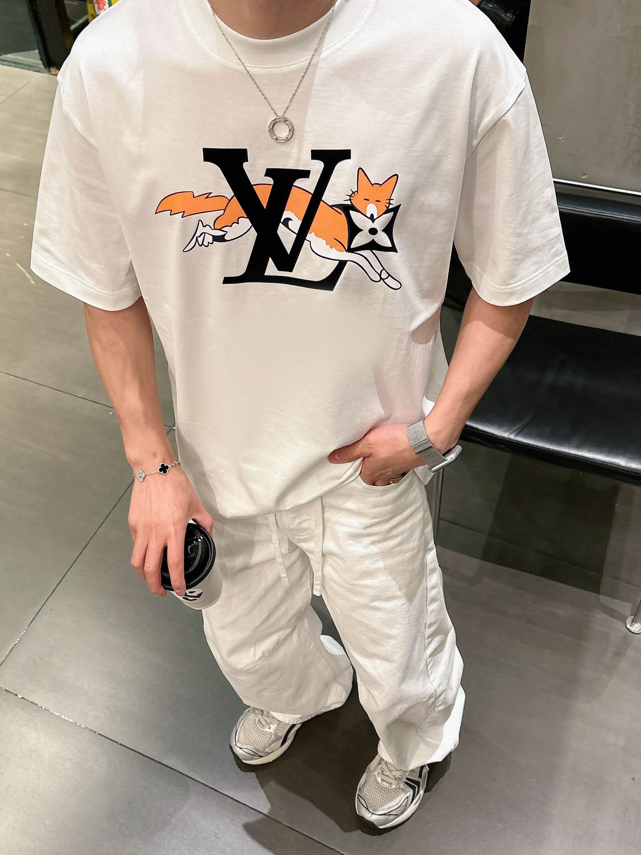 【 LV 2026春夏 · 高阶定制T恤】🔹 核心面料：秘鲁进口匹马棉 × 顶级丝光工艺🔹 核心体感：蚕