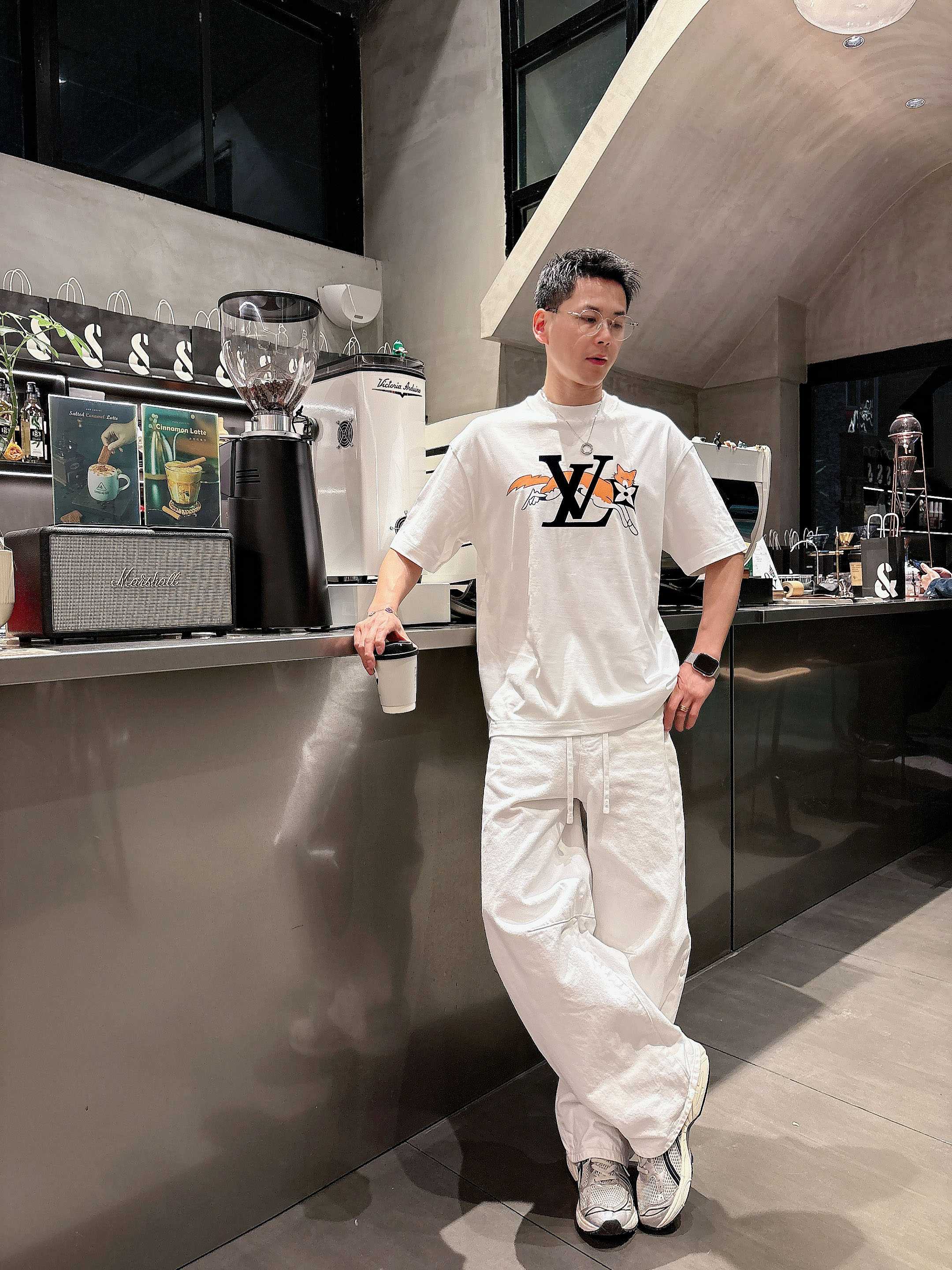 【 LV 2026春夏 · 高阶定制T恤】🔹 核心面料：秘鲁进口匹马棉 × 顶级丝光工艺🔹 核心体感：蚕