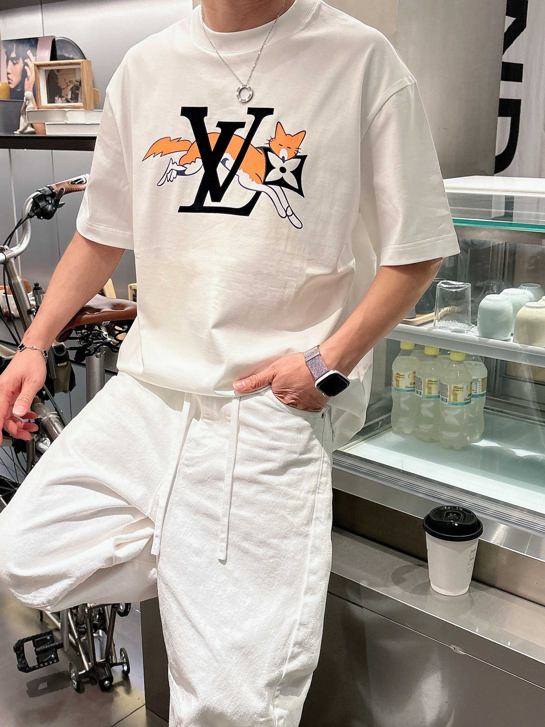 【 LV 2026春夏 · 高阶定制T恤】🔹 核心面料：秘鲁进口匹马棉 × 顶级丝光工艺🔹 核心体感：蚕