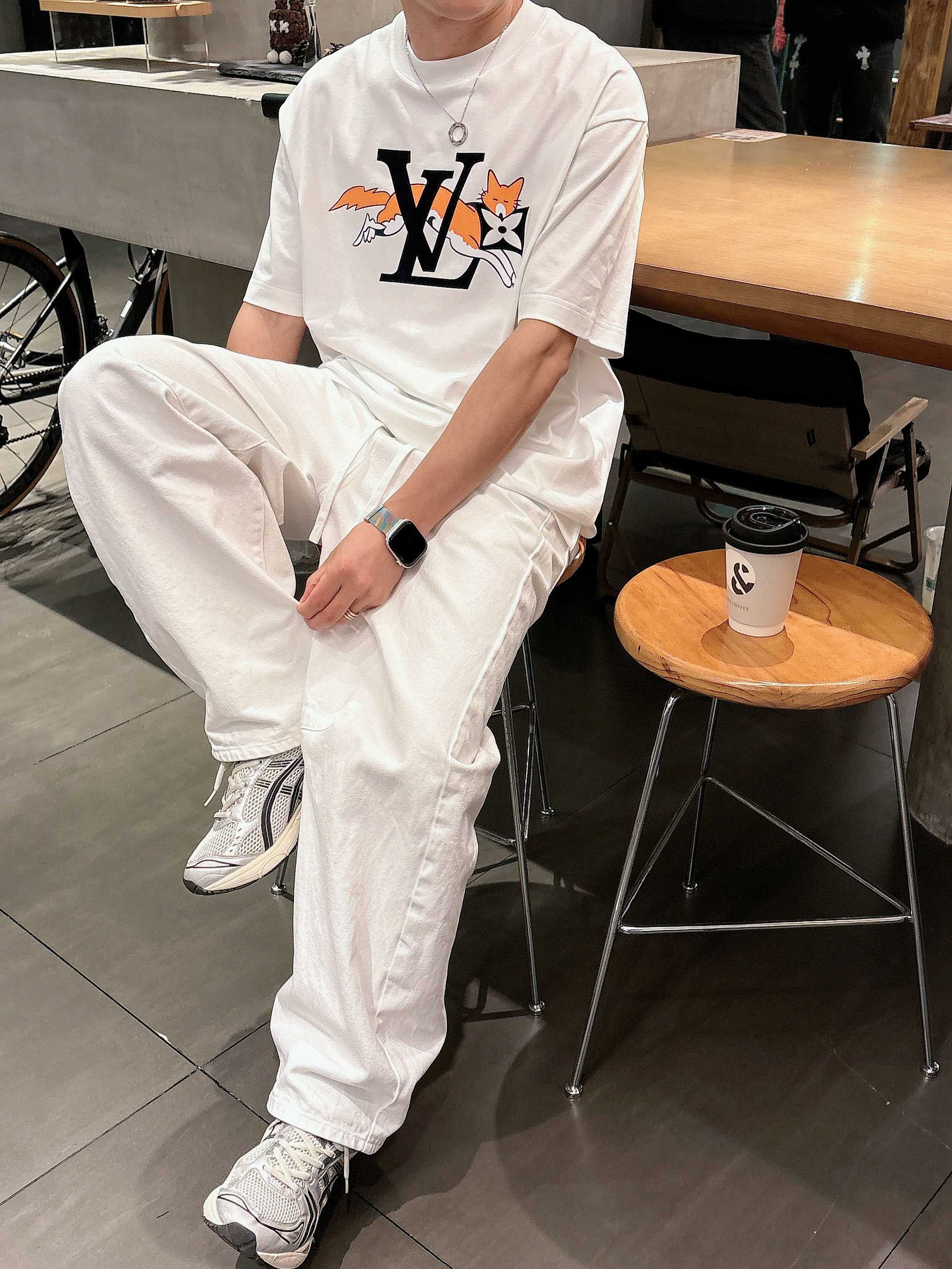 【 LV 2026春夏 · 高阶定制T恤】🔹 核心面料：秘鲁进口匹马棉 × 顶级丝光工艺🔹 核心体感：蚕