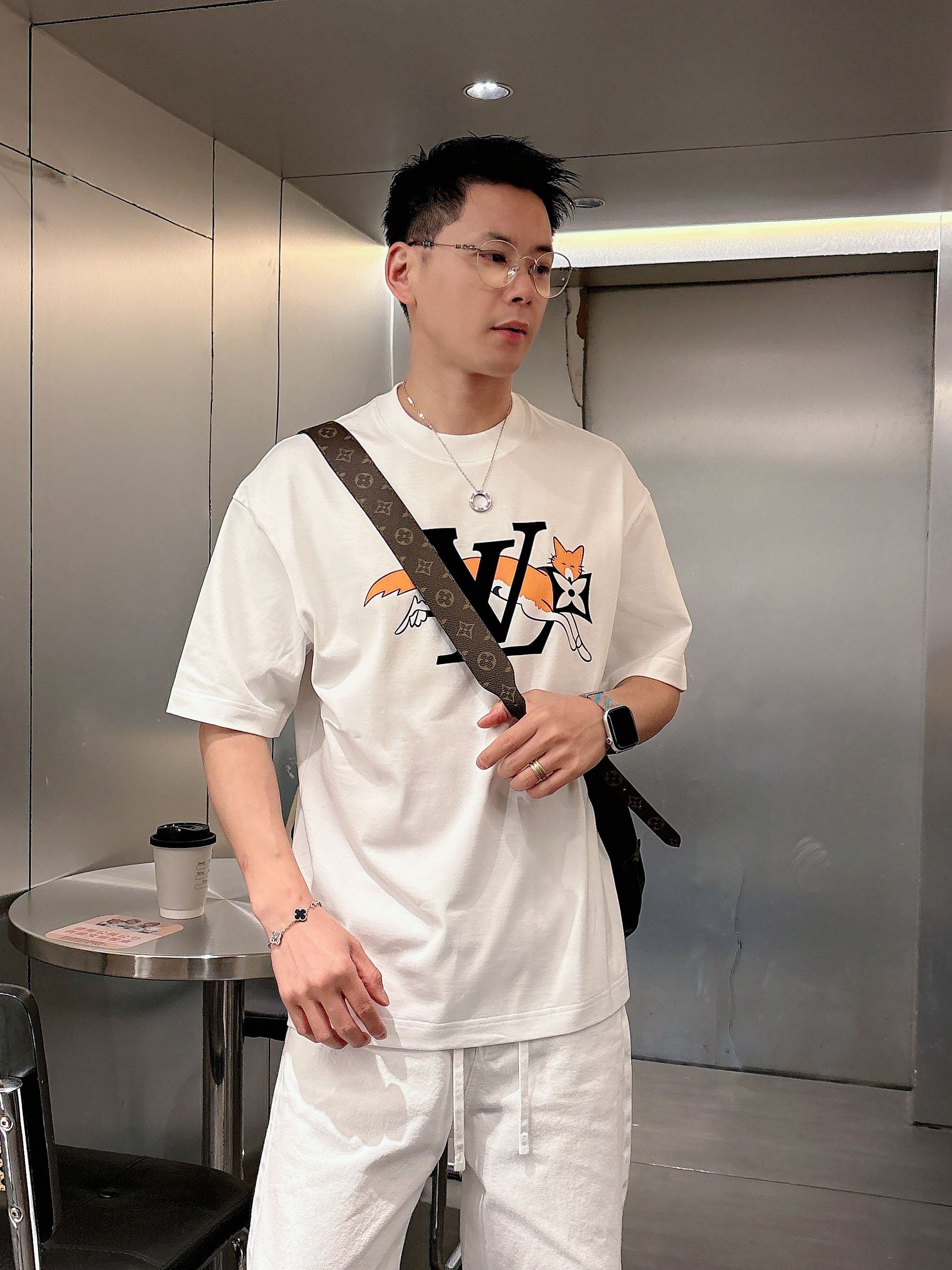 【 LV 2026春夏 · 高阶定制T恤】🔹 核心面料：秘鲁进口匹马棉 × 顶级丝光工艺🔹 核心体感：蚕