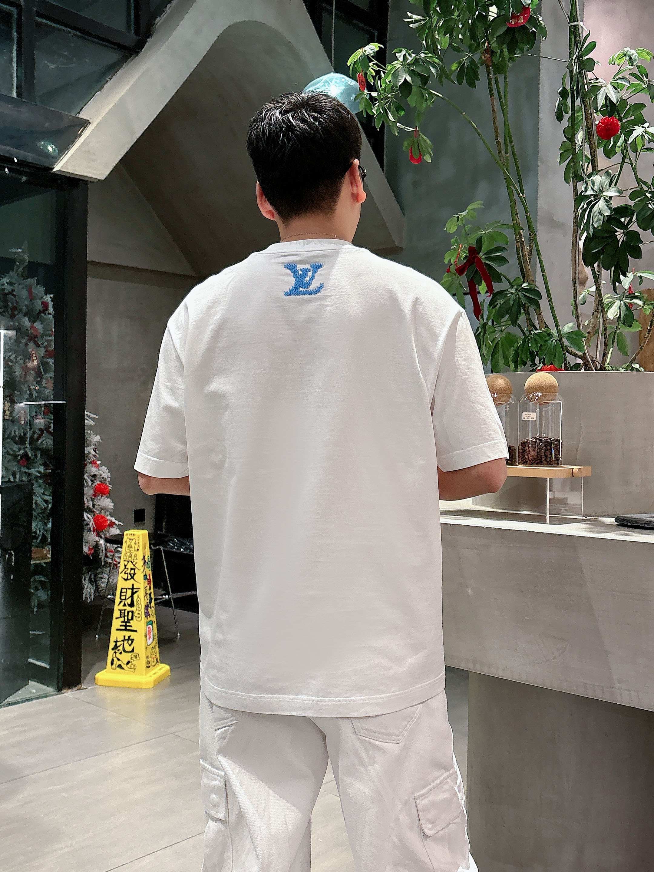 【 LV 2026春夏 · 高阶定制T恤】🔹 核心面料：秘鲁进口匹马棉 × 顶级丝光工艺🔹 核心体感：蚕