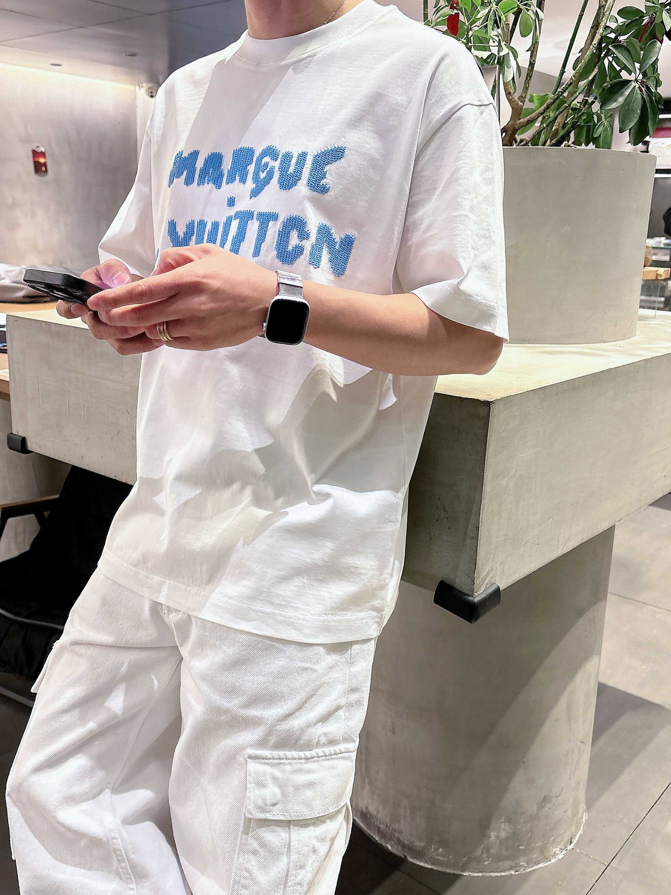 【 LV 2026春夏 · 高阶定制T恤】🔹 核心面料：秘鲁进口匹马棉 × 顶级丝光工艺🔹 核心体感：蚕