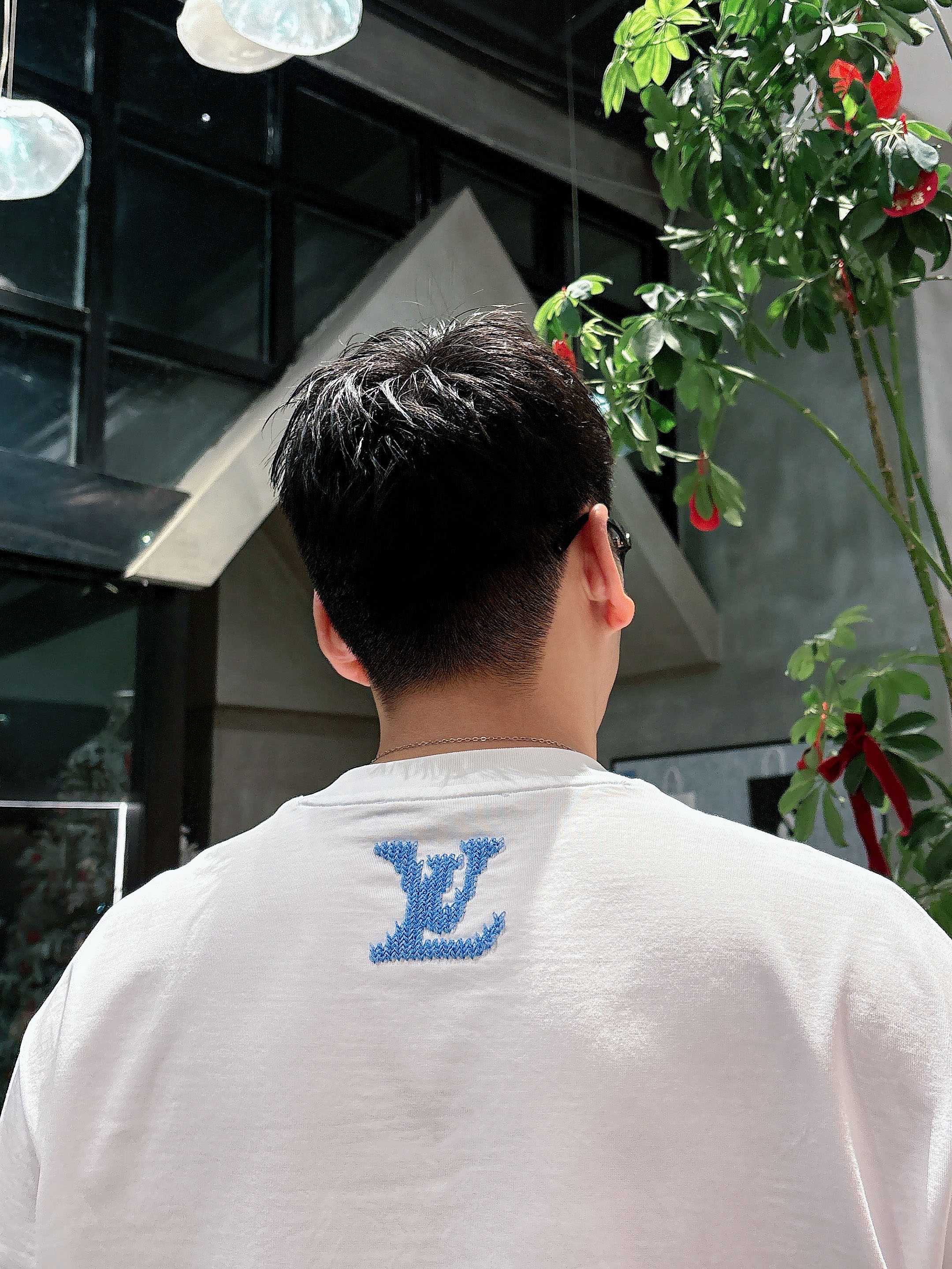 【 LV 2026春夏 · 高阶定制T恤】🔹 核心面料：秘鲁进口匹马棉 × 顶级丝光工艺🔹 核心体感：蚕