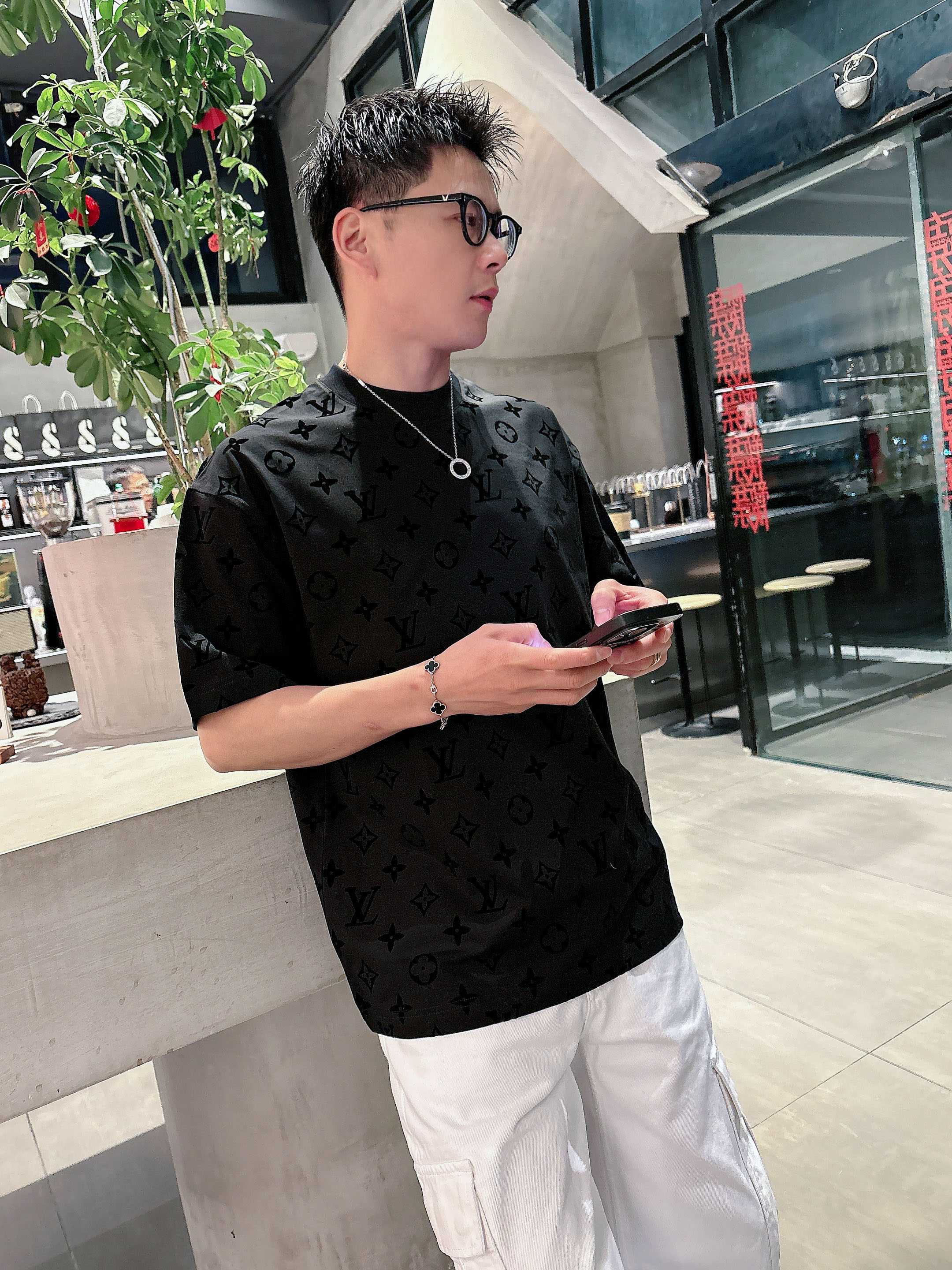 【 LV 2026春夏 · 高阶定制T恤】🔹 核心面料：秘鲁进口匹马棉 × 顶级丝光工艺🔹 核心体感：蚕