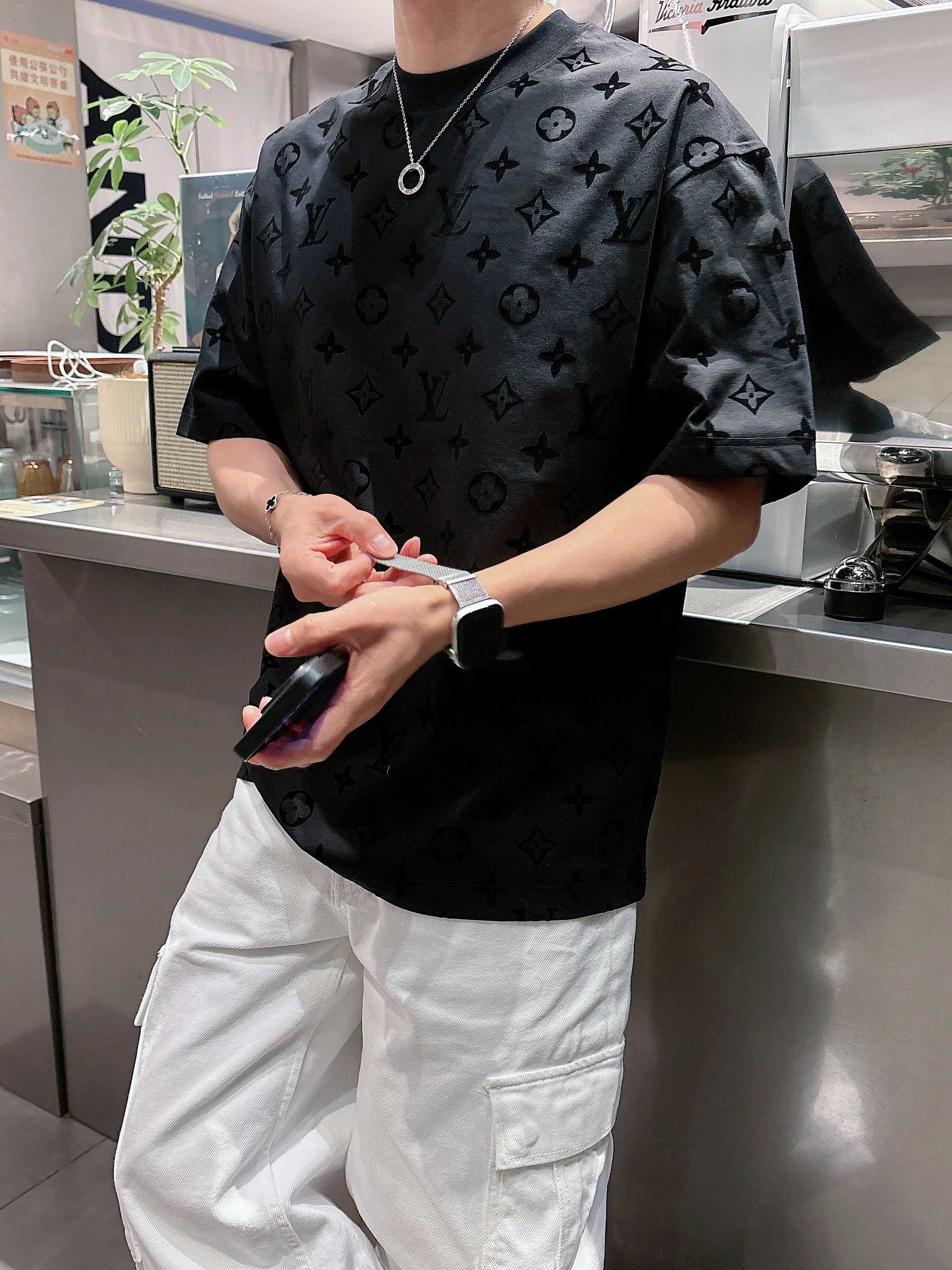 【 LV 2026春夏 · 高阶定制T恤】🔹 核心面料：秘鲁进口匹马棉 × 顶级丝光工艺🔹 核心体感：蚕