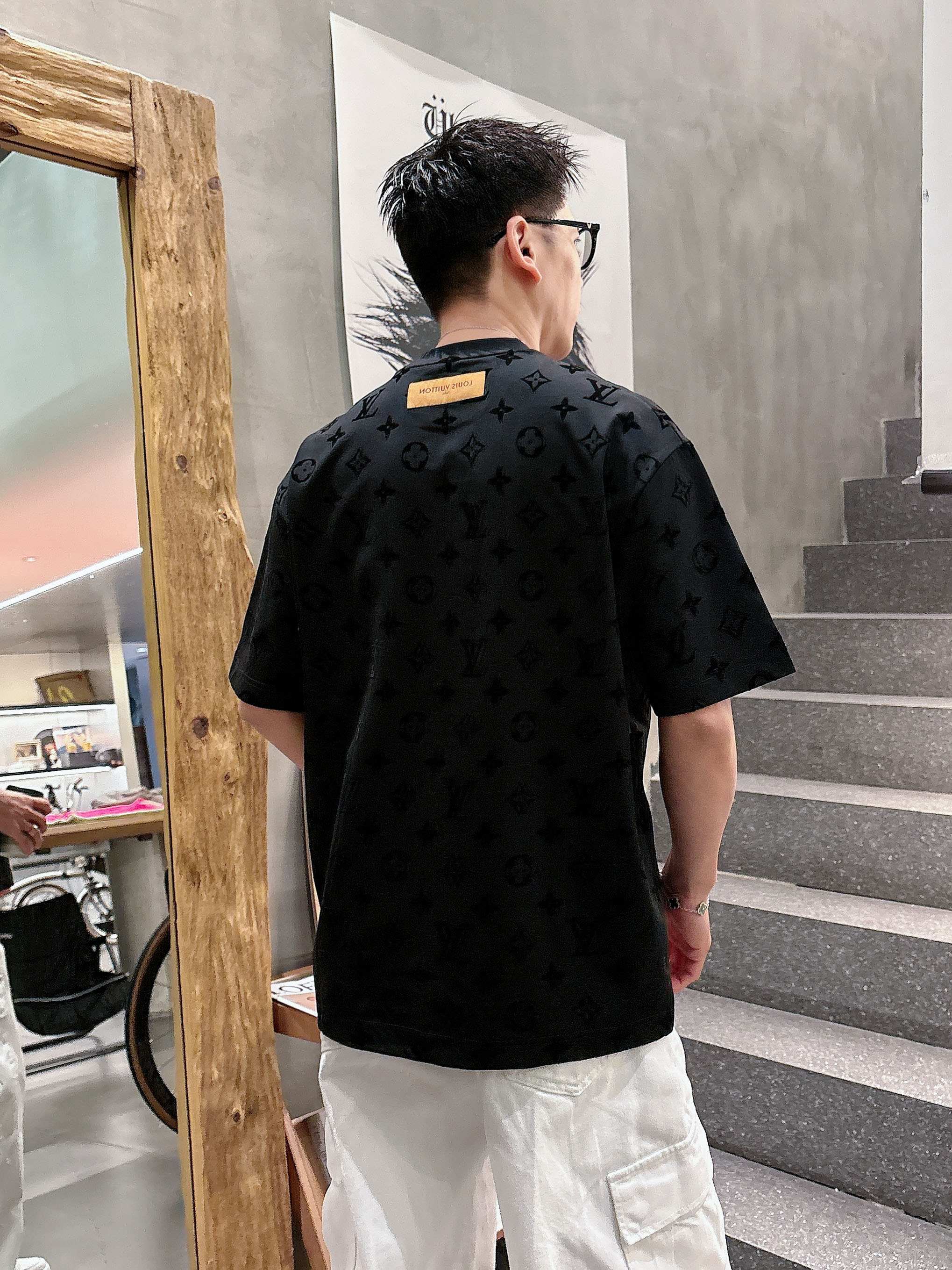 【 LV 2026春夏 · 高阶定制T恤】🔹 核心面料：秘鲁进口匹马棉 × 顶级丝光工艺🔹 核心体感：蚕