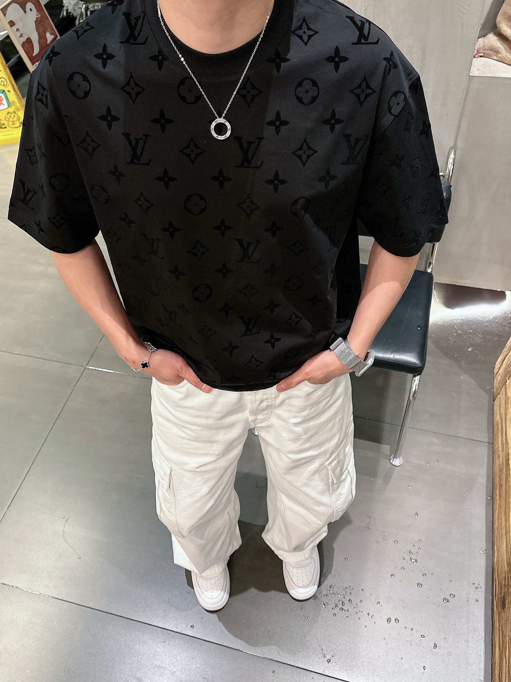 【 LV 2026春夏 · 高阶定制T恤】🔹 核心面料：秘鲁进口匹马棉 × 顶级丝光工艺🔹 核心体感：蚕