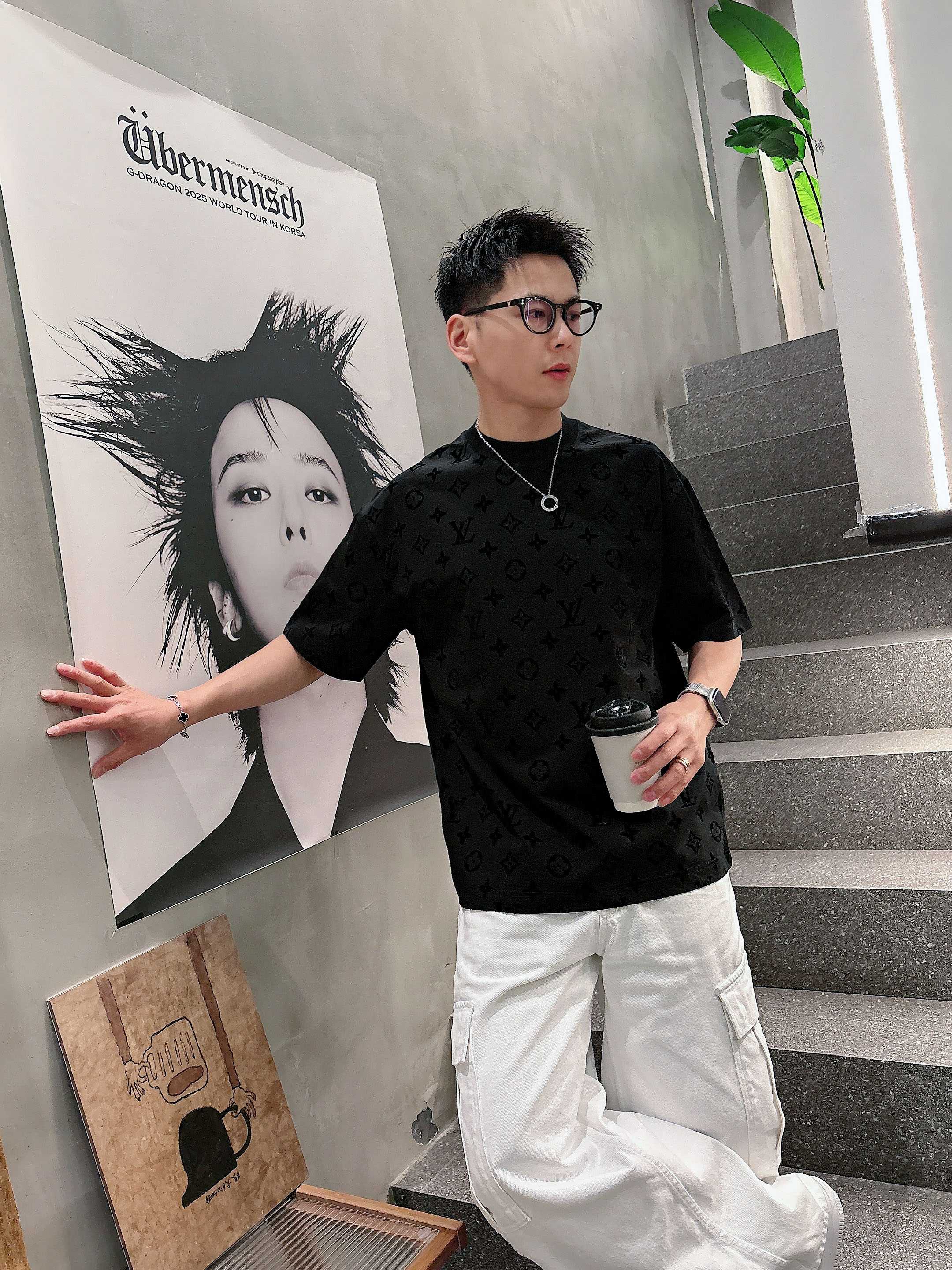 【 LV 2026春夏 · 高阶定制T恤】🔹 核心面料：秘鲁进口匹马棉 × 顶级丝光工艺🔹 核心体感：蚕