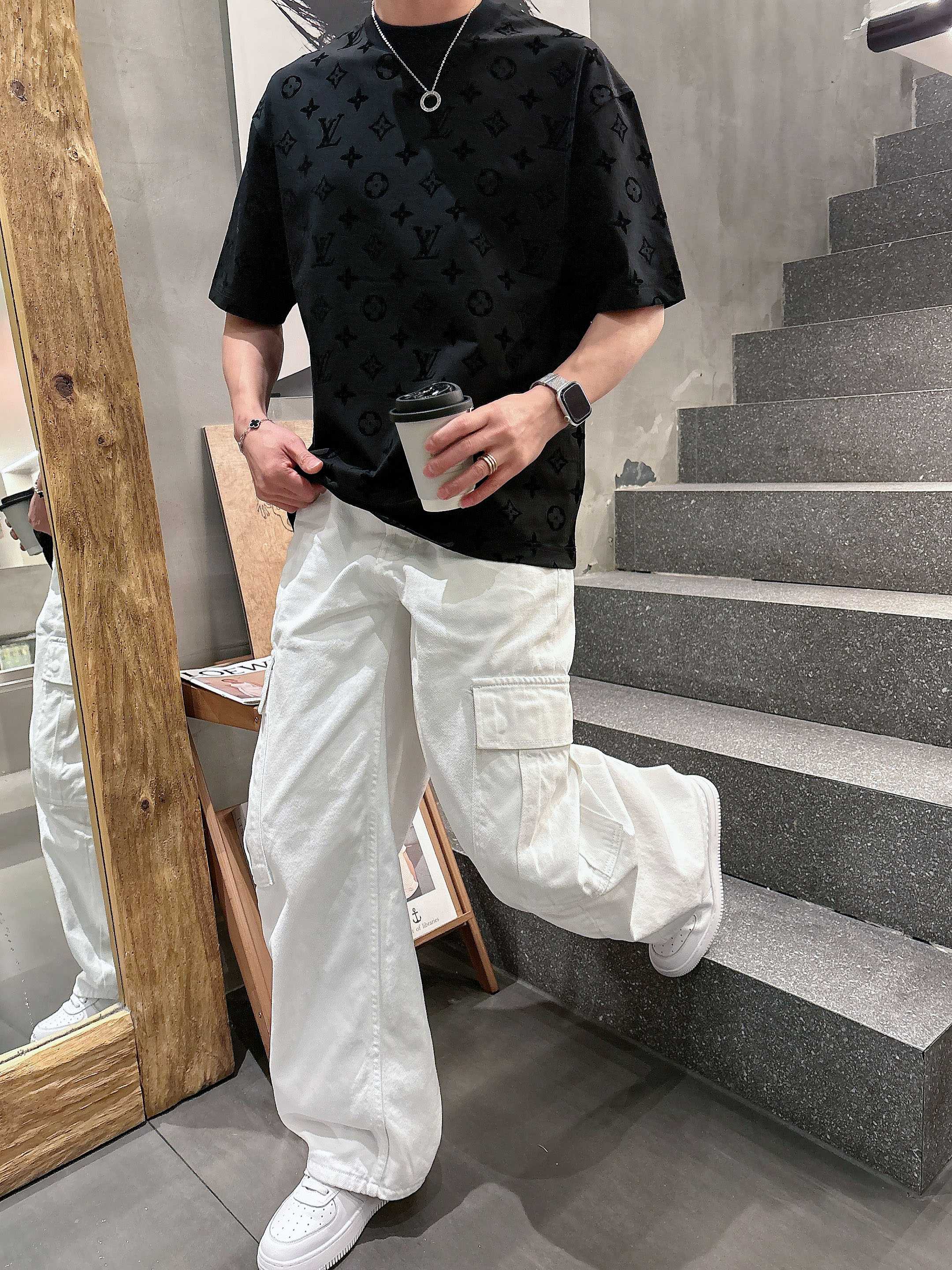 【 LV 2026春夏 · 高阶定制T恤】🔹 核心面料：秘鲁进口匹马棉 × 顶级丝光工艺🔹 核心体感：蚕