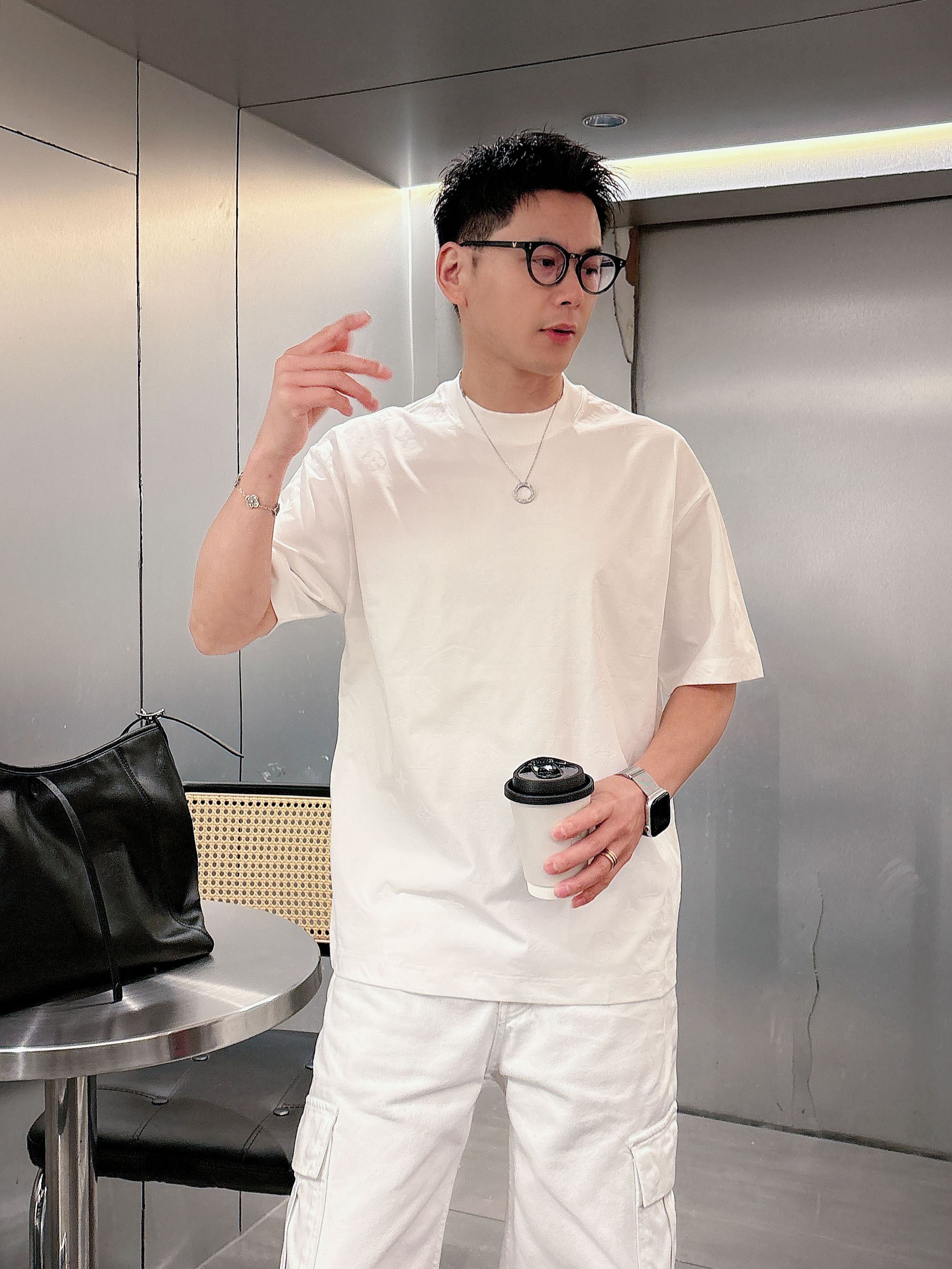 【 LV 2026春夏 · 高阶定制T恤】🔹 核心面料：秘鲁进口匹马棉 × 顶级丝光工艺🔹 核心体感：蚕