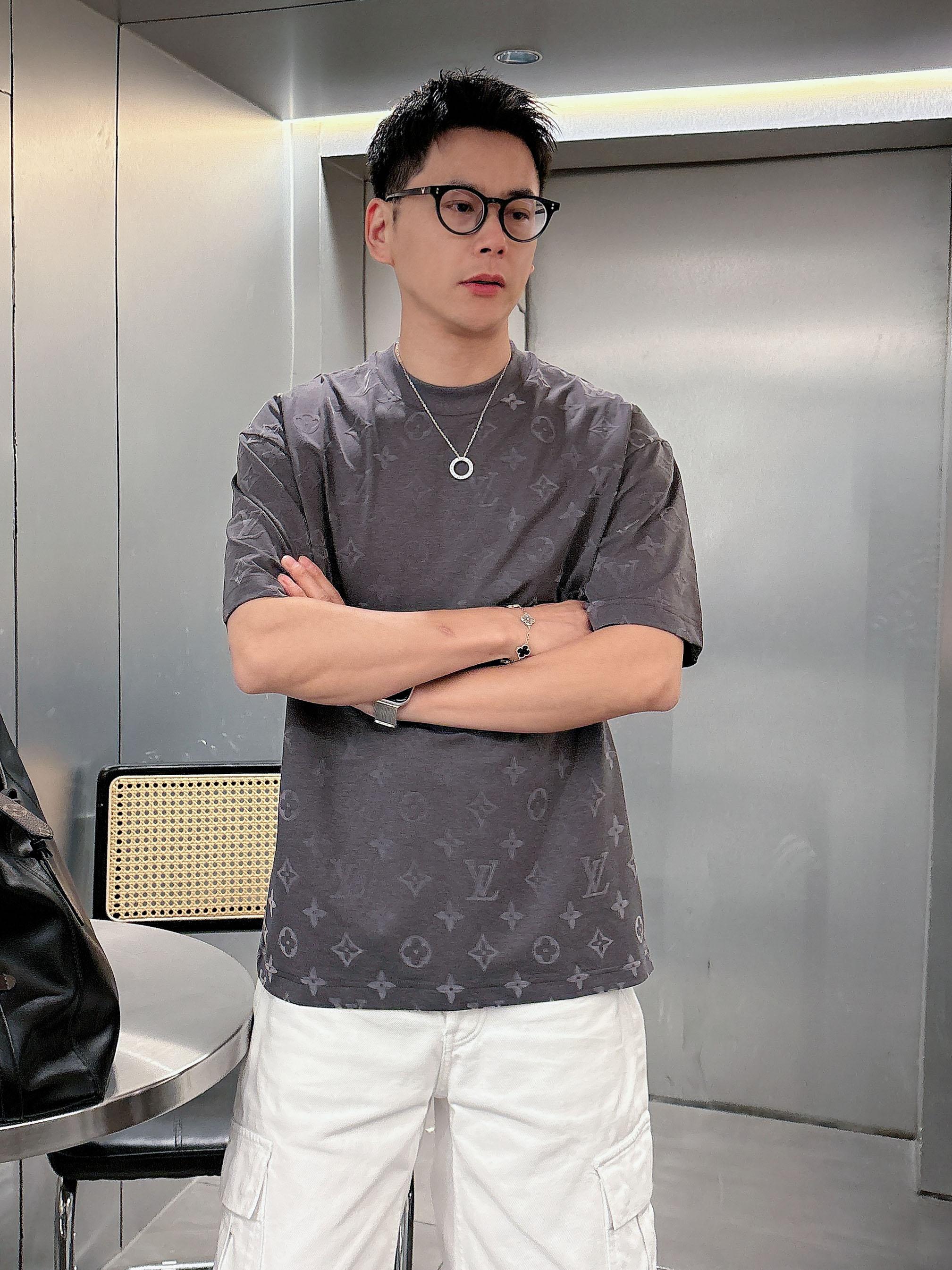 【 LV 2026春夏 · 高阶定制T恤】🔹 核心面料：秘鲁进口匹马棉 × 顶级丝光工艺🔹 核心体感：蚕