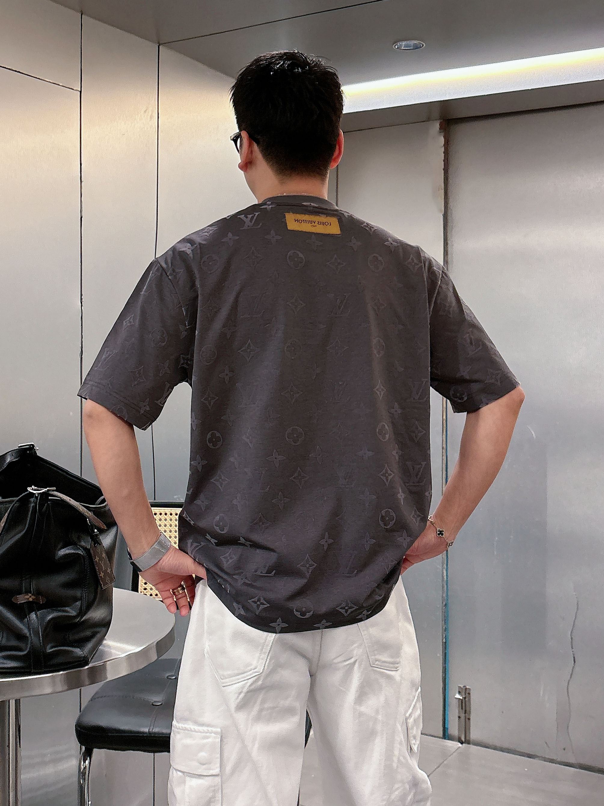 【 LV 2026春夏 · 高阶定制T恤】🔹 核心面料：秘鲁进口匹马棉 × 顶级丝光工艺🔹 核心体感：蚕