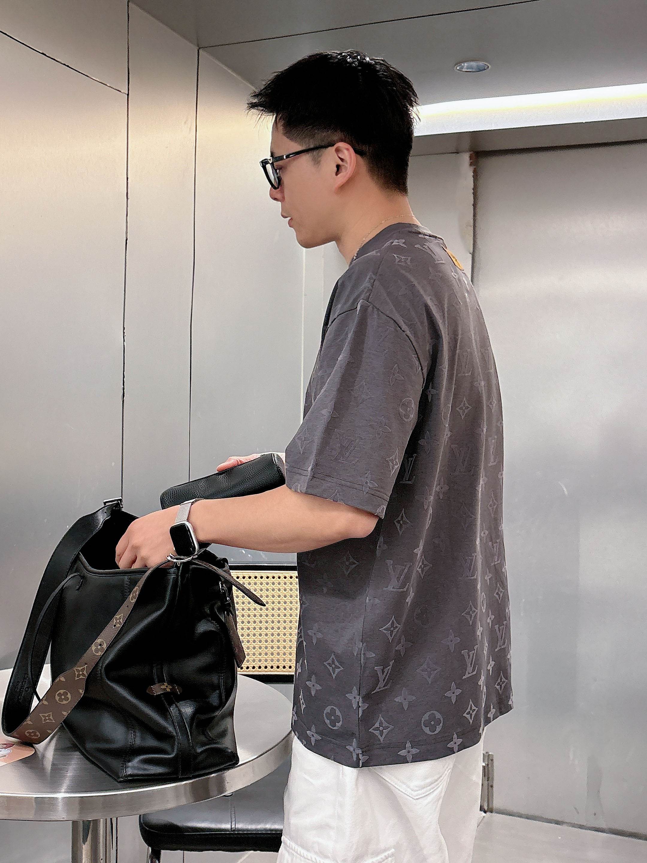【 LV 2026春夏 · 高阶定制T恤】🔹 核心面料：秘鲁进口匹马棉 × 顶级丝光工艺🔹 核心体感：蚕