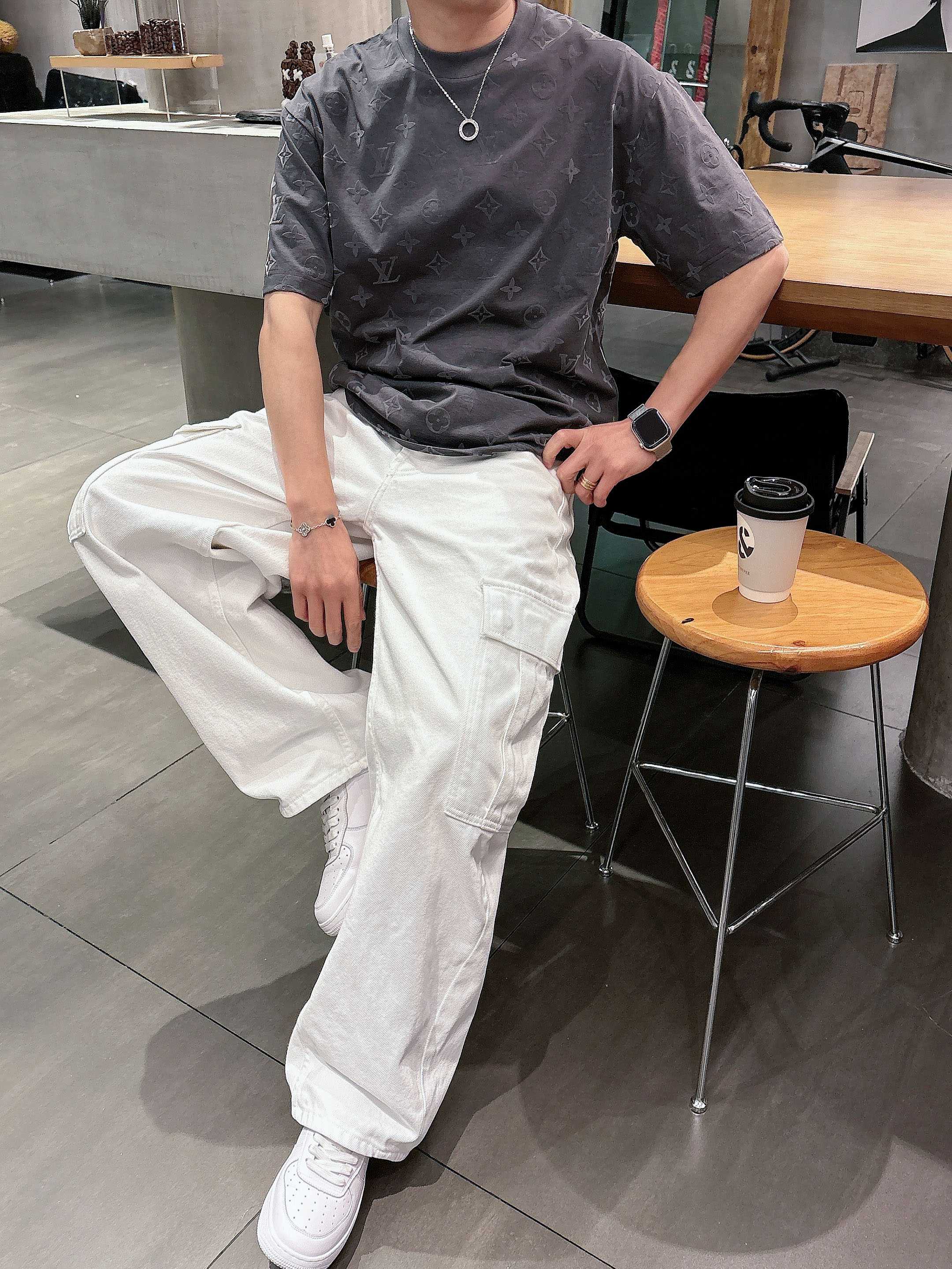 【 LV 2026春夏 · 高阶定制T恤】🔹 核心面料：秘鲁进口匹马棉 × 顶级丝光工艺🔹 核心体感：蚕