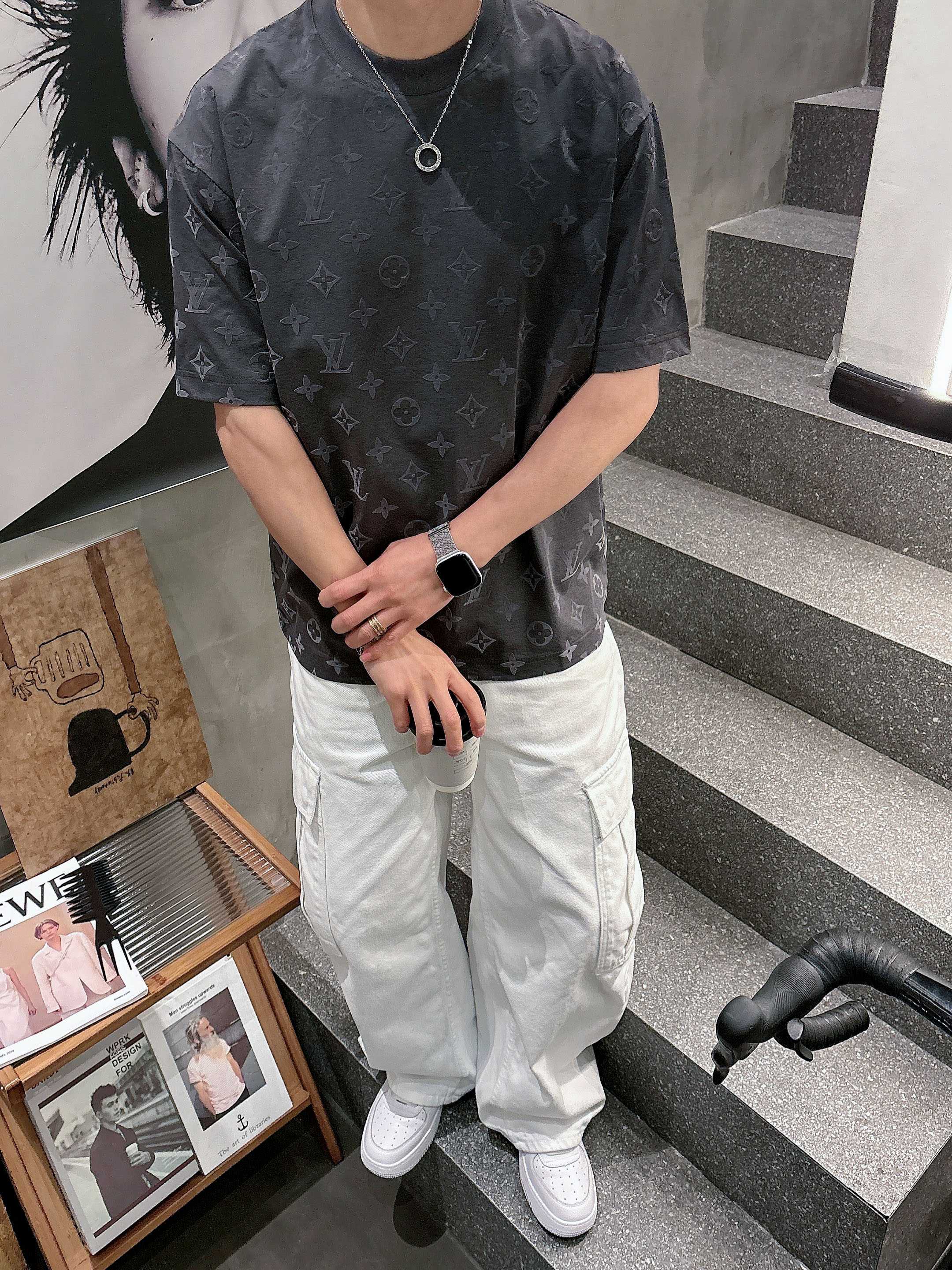 【 LV 2026春夏 · 高阶定制T恤】🔹 核心面料：秘鲁进口匹马棉 × 顶级丝光工艺🔹 核心体感：蚕