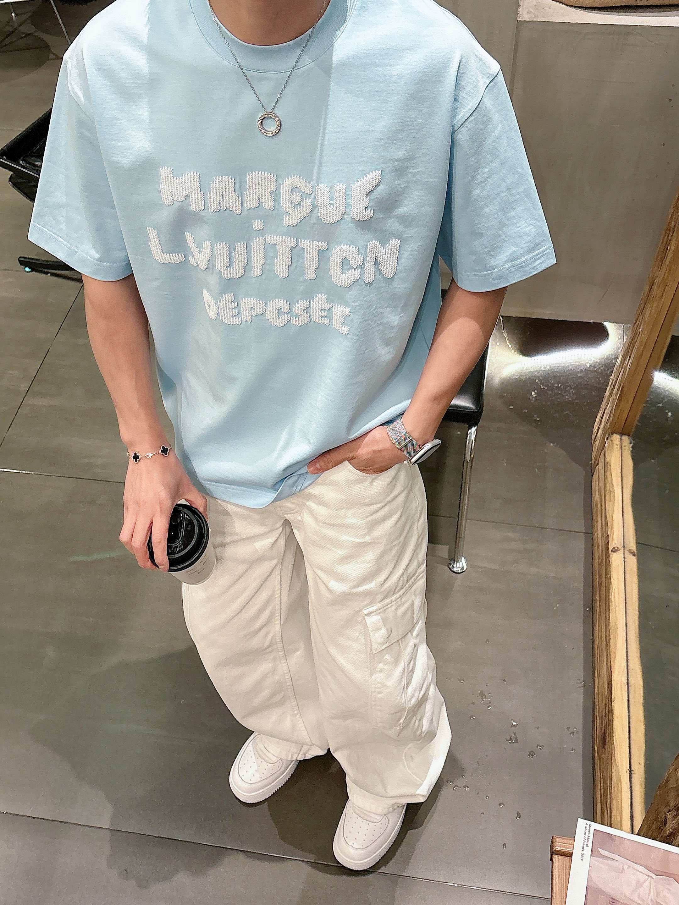 【 LV 2026春夏 · 高阶定制T恤】🔹 核心面料：秘鲁进口匹马棉 × 顶级丝光工艺🔹 核心体感：蚕