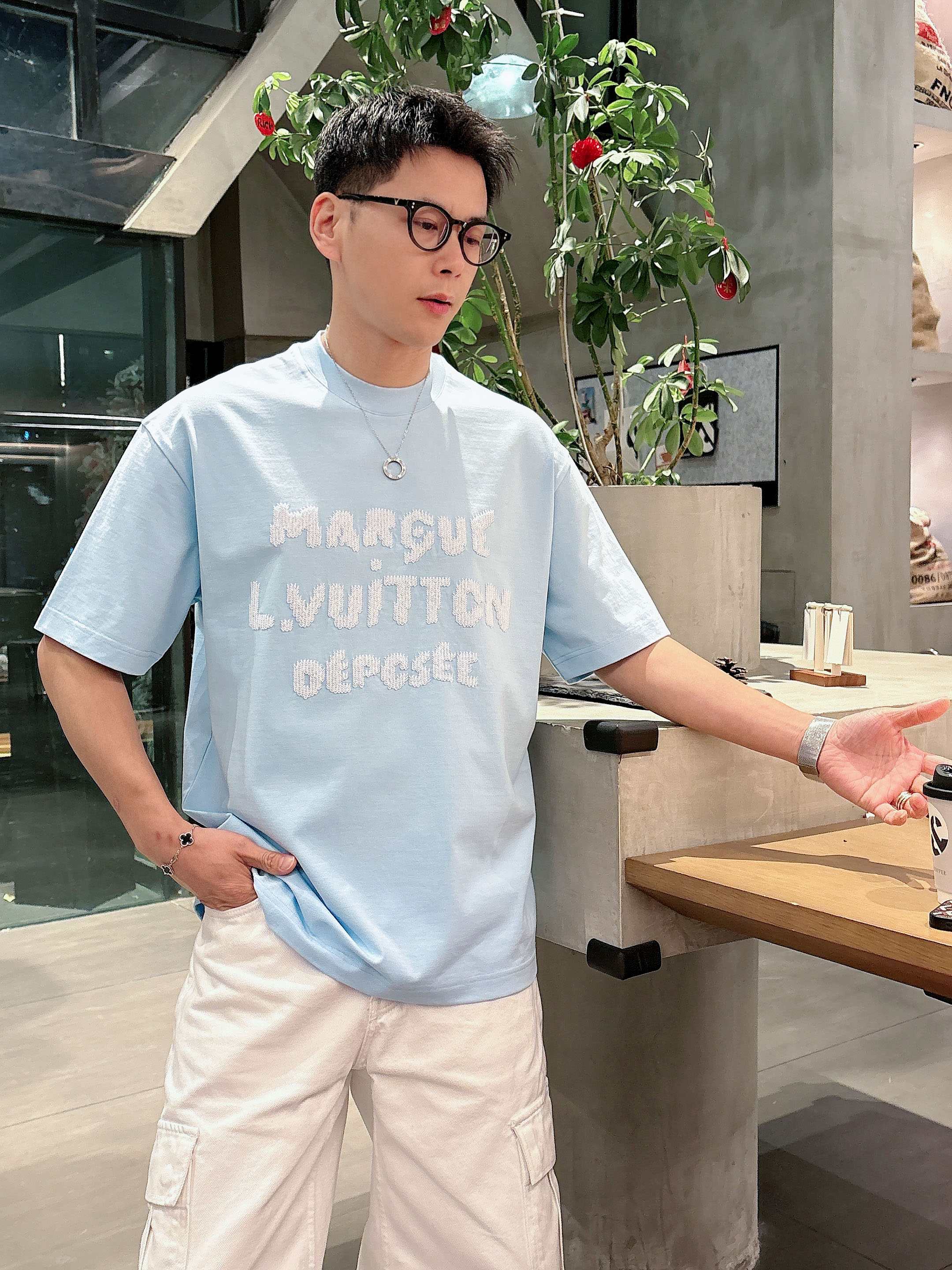【 LV 2026春夏 · 高阶定制T恤】🔹 核心面料：秘鲁进口匹马棉 × 顶级丝光工艺🔹 核心体感：蚕