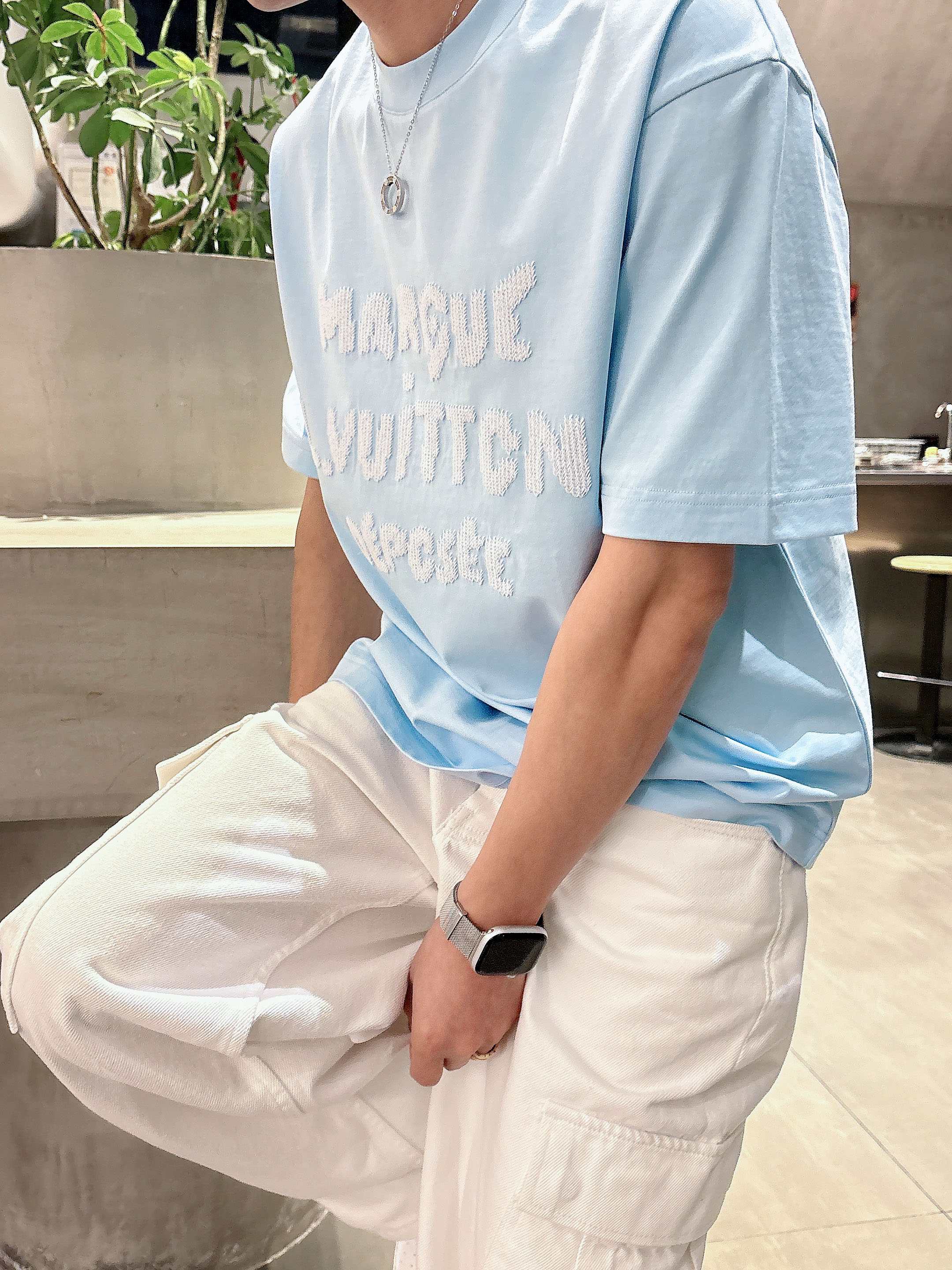 【 LV 2026春夏 · 高阶定制T恤】🔹 核心面料：秘鲁进口匹马棉 × 顶级丝光工艺🔹 核心体感：蚕