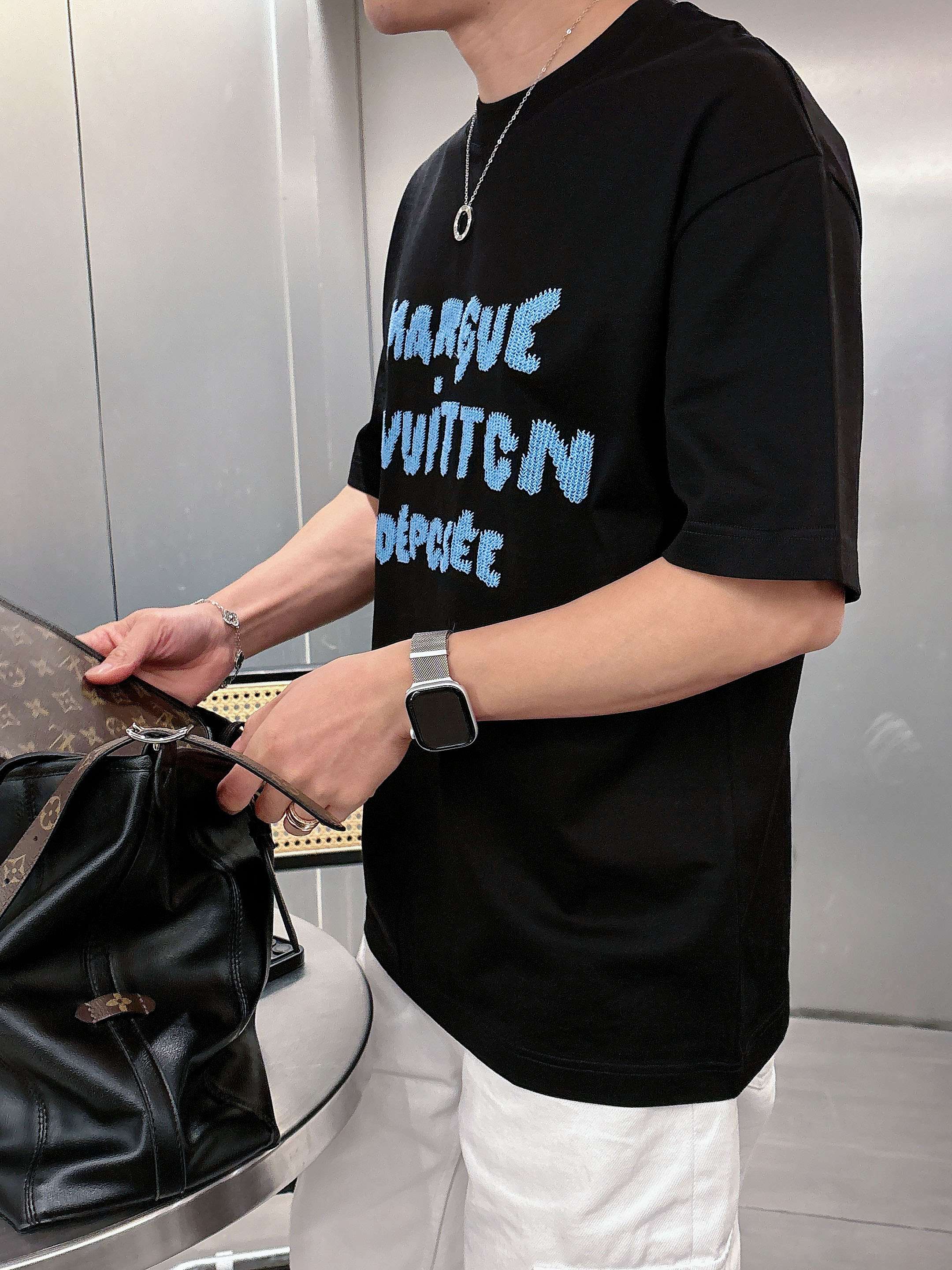 【 LV 2026春夏 · 高阶定制T恤】🔹 核心面料：秘鲁进口匹马棉 × 顶级丝光工艺🔹 核心体感：蚕