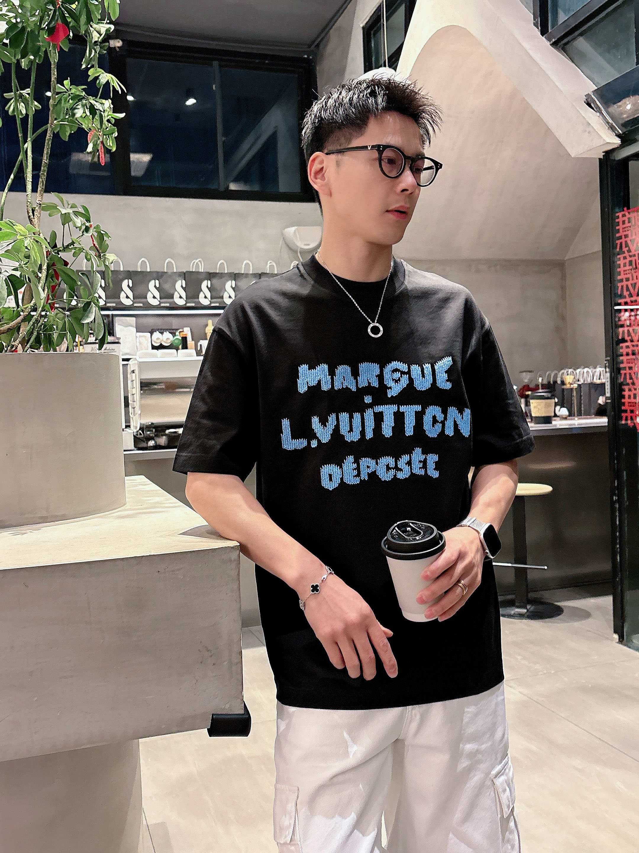 【 LV 2026春夏 · 高阶定制T恤】🔹 核心面料：秘鲁进口匹马棉 × 顶级丝光工艺🔹 核心体感：蚕