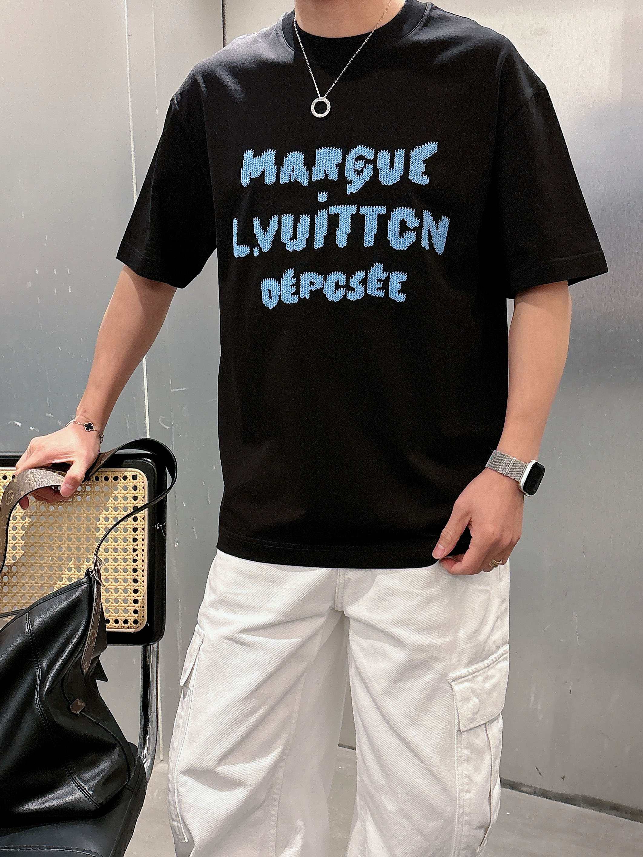 【 LV 2026春夏 · 高阶定制T恤】🔹 核心面料：秘鲁进口匹马棉 × 顶级丝光工艺🔹 核心体感：蚕