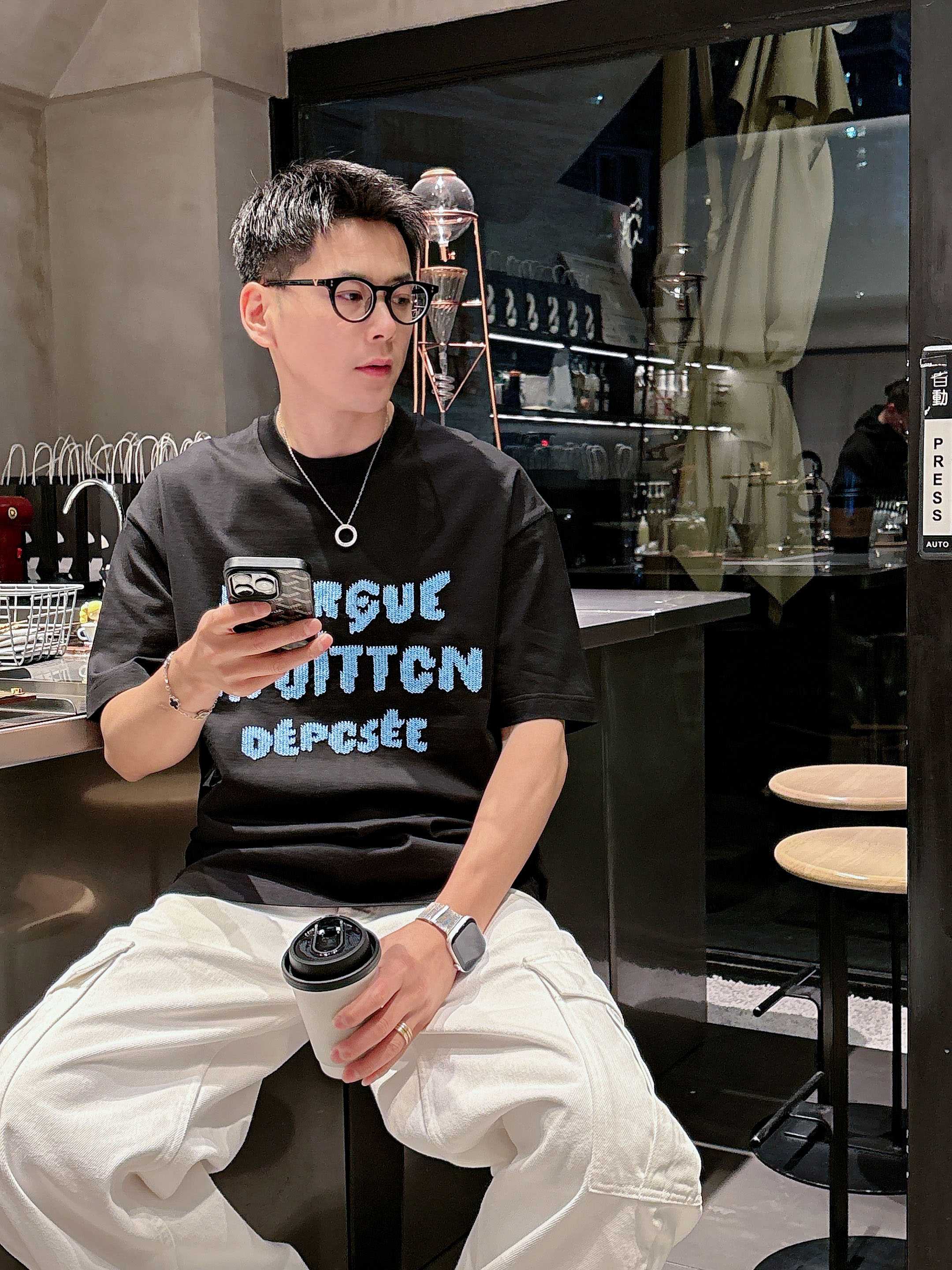 【 LV 2026春夏 · 高阶定制T恤】🔹 核心面料：秘鲁进口匹马棉 × 顶级丝光工艺🔹 核心体感：蚕