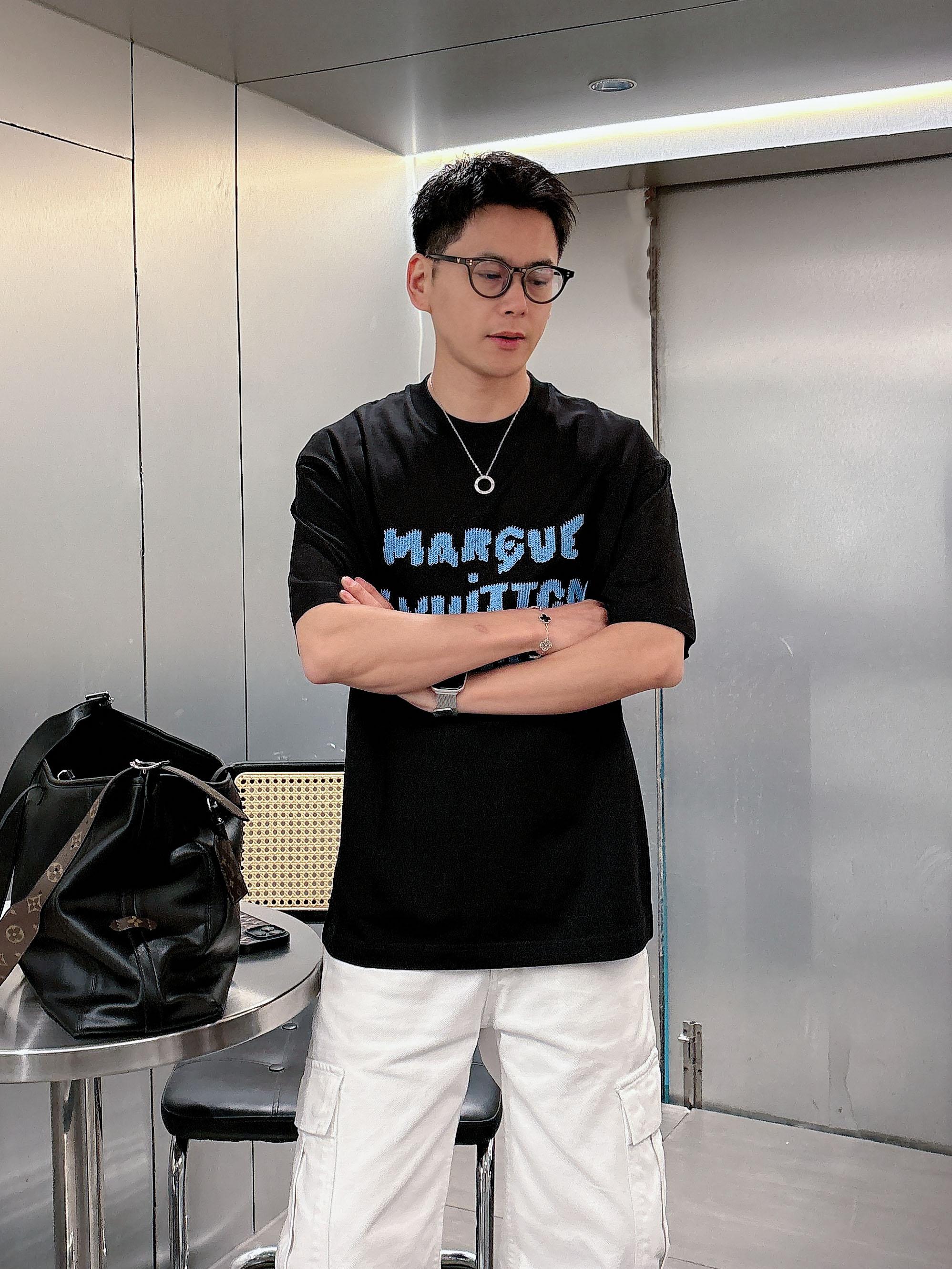 【 LV 2026春夏 · 高阶定制T恤】🔹 核心面料：秘鲁进口匹马棉 × 顶级丝光工艺🔹 核心体感：蚕