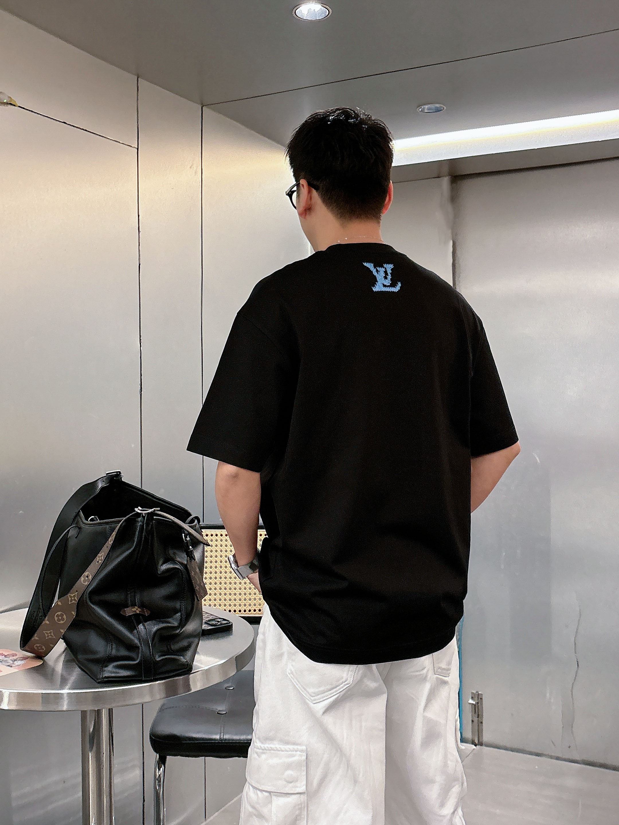 【 LV 2026春夏 · 高阶定制T恤】🔹 核心面料：秘鲁进口匹马棉 × 顶级丝光工艺🔹 核心体感：蚕