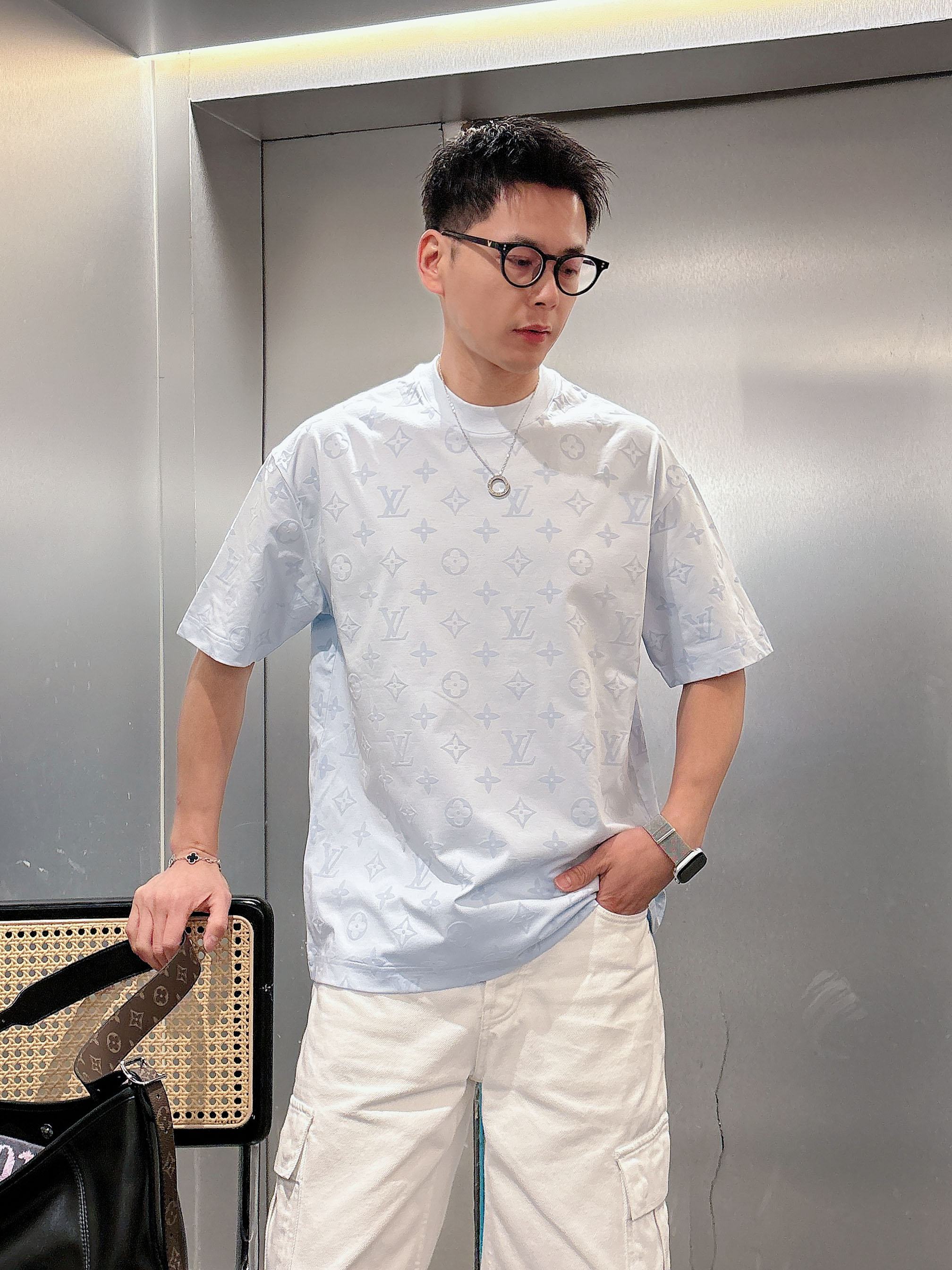 【 LV 2026春夏 · 高阶定制T恤】🔹 核心面料：秘鲁进口匹马棉 × 顶级丝光工艺🔹 核心体感：蚕