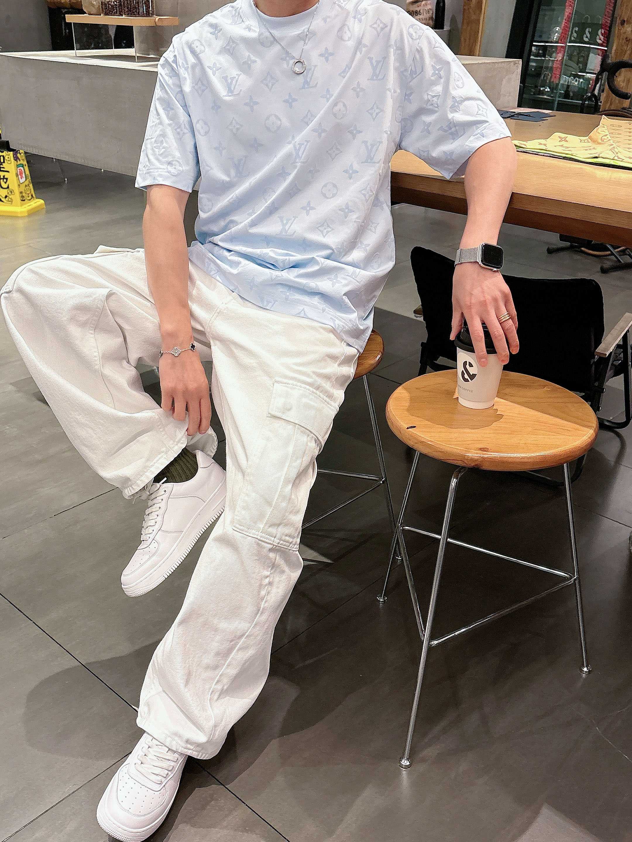 【 LV 2026春夏 · 高阶定制T恤】🔹 核心面料：秘鲁进口匹马棉 × 顶级丝光工艺🔹 核心体感：蚕