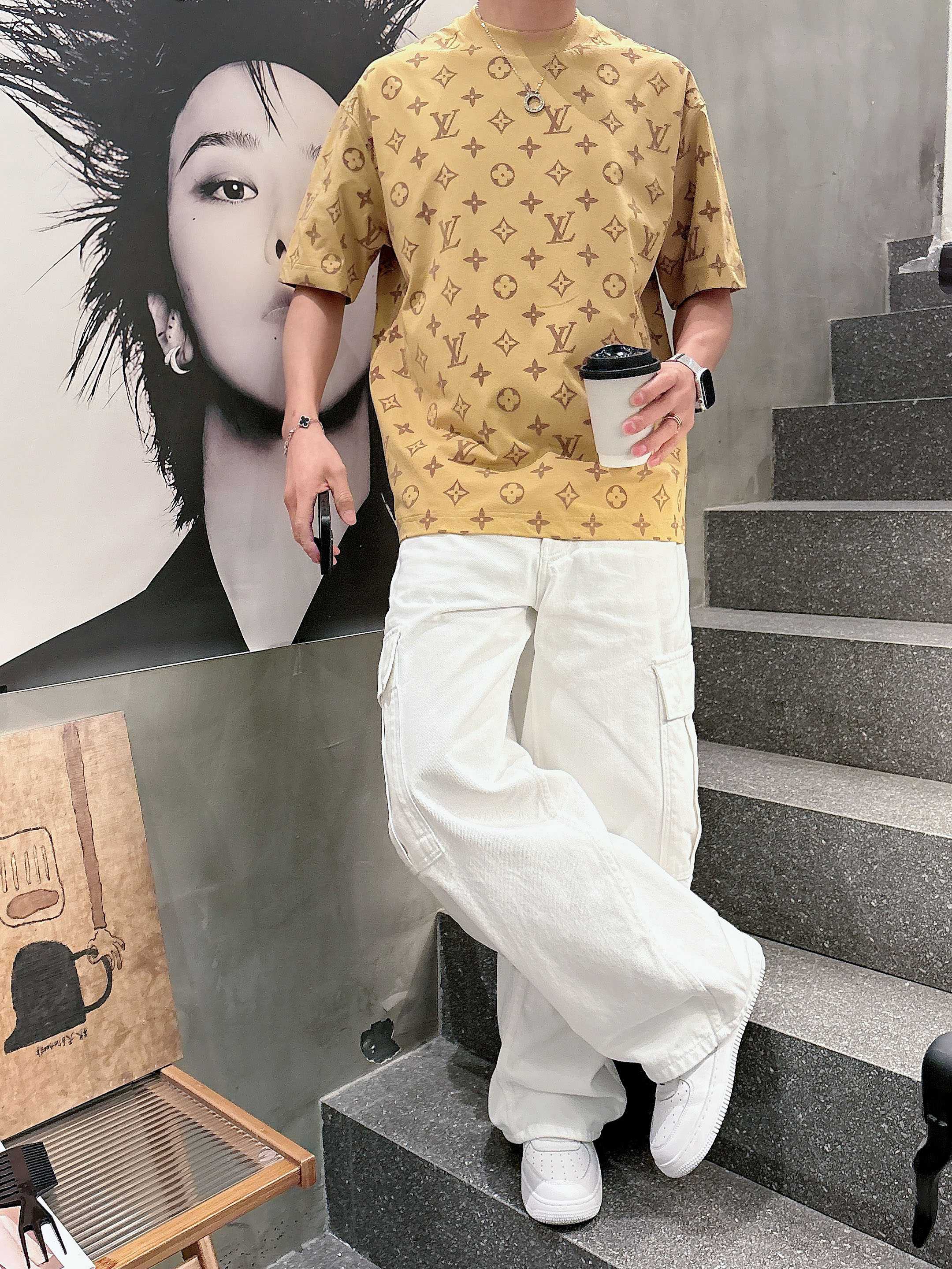 【 LV 2026春夏 · 高阶定制T恤】🔹 核心面料：秘鲁进口匹马棉 × 顶级丝光工艺🔹 核心体感：蚕
