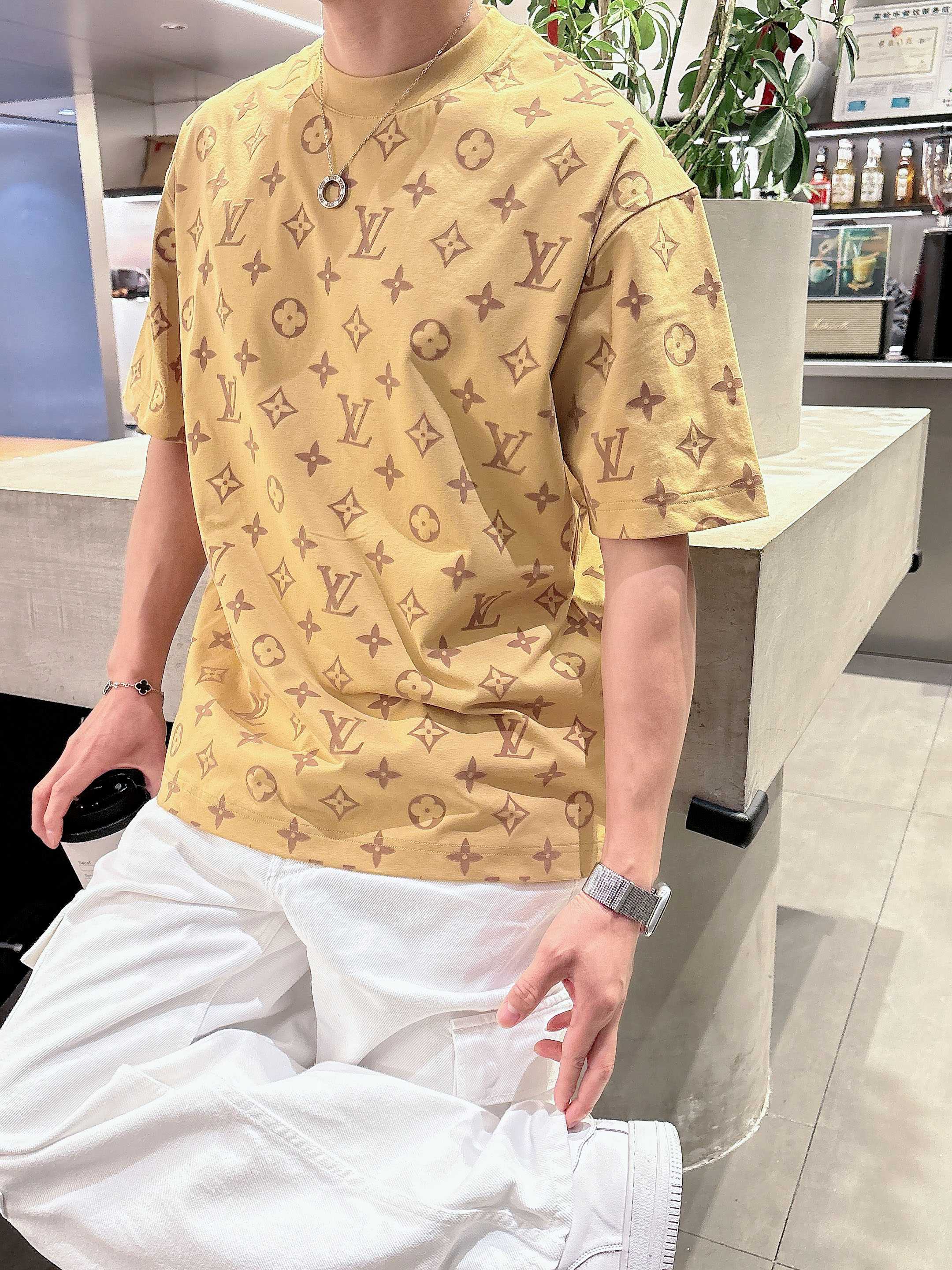 【 LV 2026春夏 · 高阶定制T恤】🔹 核心面料：秘鲁进口匹马棉 × 顶级丝光工艺🔹 核心体感：蚕