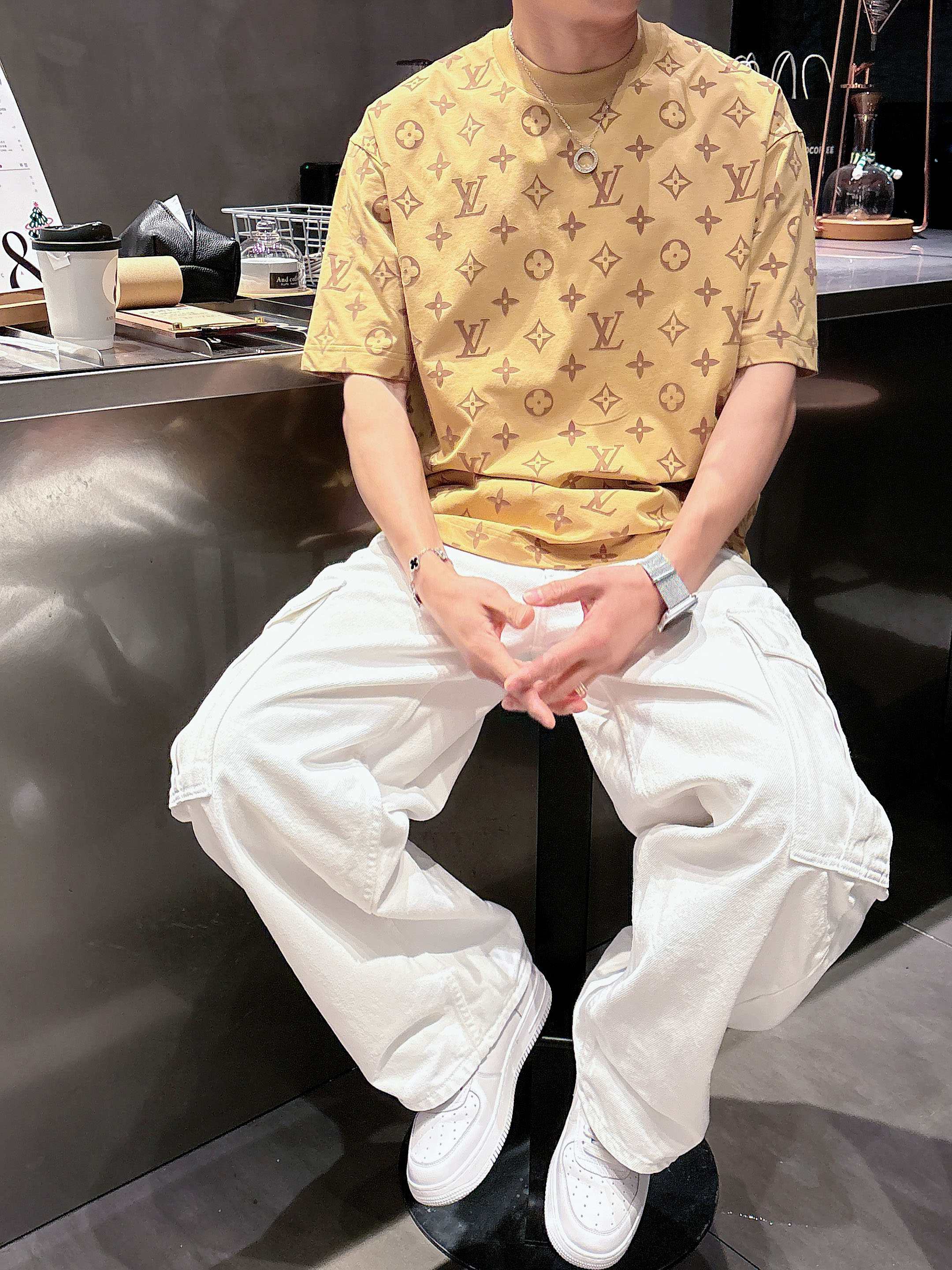 【 LV 2026春夏 · 高阶定制T恤】🔹 核心面料：秘鲁进口匹马棉 × 顶级丝光工艺🔹 核心体感：蚕